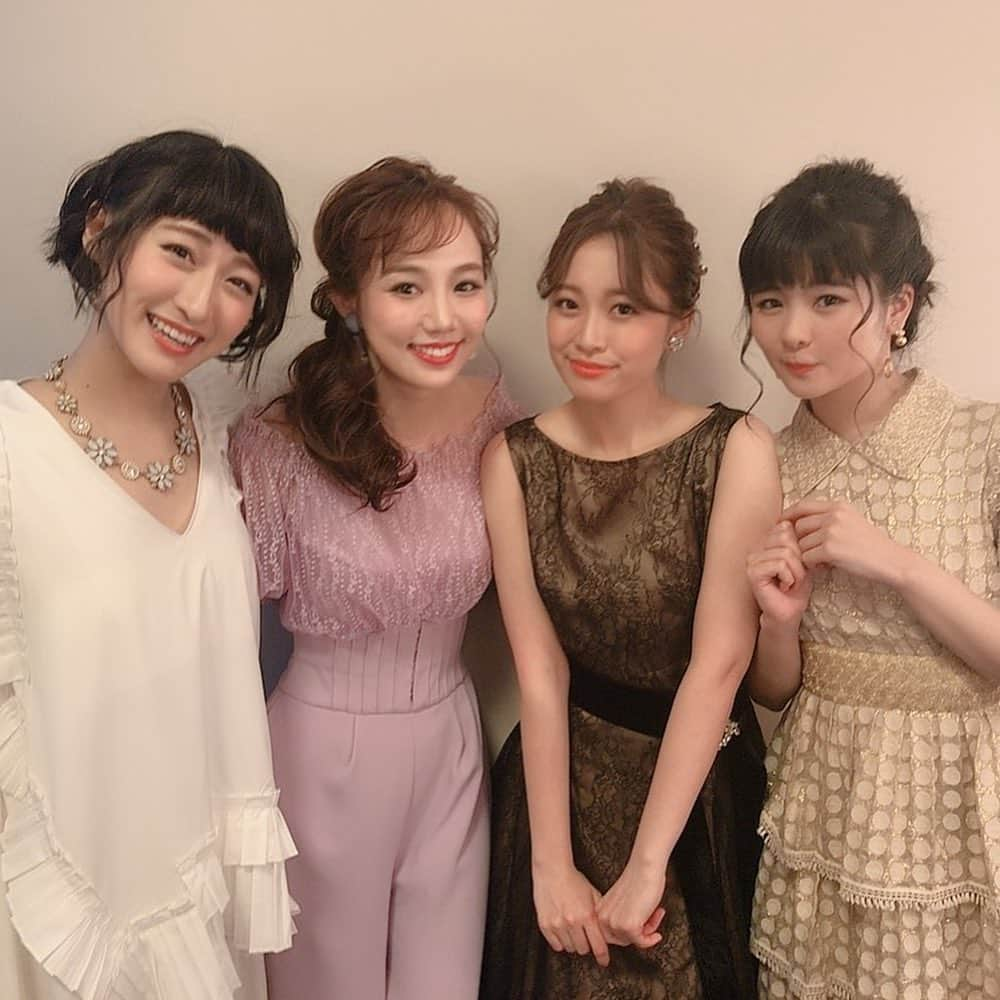 松原凜子さんのインスタグラム写真 - (松原凜子Instagram)「♡﻿﻿ ﻿﻿ 楽屋が同じだった4人の話をします。﻿﻿ いやいや、私がこの３人と同じ楽屋で良いなんて有り得ない😱と思いながらも図々しく仲良くさせて頂きました😭﻿﻿ ﻿ リハ、舞台リハ、本番の2日間、4人で居られたのはたったの4日ですが、めちゃくちゃ仲良くなりました😂﻿ ﻿ それはきっと最年長であるゆうみちゃんが優しく皆んなの話を聞いてコミュニケーションを図ろうとしてくれたからだし、愛夏ちゃんも芽実ちゃんも敬意を持ちつつフレンドリーに接してくれたからです。﻿ ﻿ 2人のアイドル時代の話をやゆうみちゃんの宝塚時代の話、今後の活動などを聞いて、感心し合ったり共感し合ったり慰め合ったり笑い合ったり、沢山のことを共有する事が出来ました。﻿ なんて幸せな楽屋だったことか！😭﻿ ﻿ あと、ゆうみちゃんと愛夏ちゃんと私はヘアメイクを自身でやっていたのですが、ゆうみちゃんがポニーテール姿の愛夏ちゃんを見て「ねえねえちょっと良い〜😍？」とアレンジしだして…😳﻿ もともと可愛いかったのが更に素敵になって、流石ゆうみちゃんでした。それから、1部と2部の間でも自分の髪の毛をパパッと美しくセットした後に愛夏ちゃんの元へ。﻿ それを4公演全部違う髪型に😭女神なのか。﻿ ﻿ アレンジしてもらってる間の愛夏ちゃんも「はぁ😭もう夢みたいです。ゆうみさん美し過ぎます😭」ってずーっとハの字眉で言っていて、ニヤニヤしてしまいました。﻿ ﻿ ﻿そんな尊いやり取りを見ながら、全く髪をアレンジするつもりのなかったおサボりな私も、感化されて2部ではフワッとさせてみました😂﻿ ﻿ 他にも、それぞれの出番の時には「いってらっしゃい〜」「おかえりなさーい」と声を掛け合って、毎回幸せでした。﻿ もう本当にただのファン。笑﻿ ﻿ そして、﻿ 2日目のお昼公演、2部の「GIFT」というテーマにそって出演者がそれぞれ選んだ曲を歌うコーナーで私は両親への感謝を書いたスキマスイッチ大橋卓弥さんの”ありがとう”を歌いました。﻿ 母の前で初めて歌い、涙が込み上げてしまって声は揺れ音程はぶれ、、、お客様にとっては私の個人的な感情なんて関係ないのに酷い歌を聴かせてしまったし、皆さんが作った良い流れを私がぶち壊してしまったと思って悔しいし情けないしで楽屋で思わず涙してしまったんです。﻿ その時、愛夏ちゃんが「そんなこと無いです、伝わりました。」何故か一緒に泣いてくれて😢﻿ 今までそんなに泣くことがなかったらしいのですが、この現場に入って心が凄く動くようになって…と言っていました。﻿ それは私も共感することで、4日間皆さんの歌を聴き、コンサートに対する姿勢を見て心に被っていた色んな汚いものが剥がれ素直に物事を感じられるようになった気がします。﻿ ﻿ そんなふうに愛夏ちゃんに言って貰えたら尚更涙が止まらなくなってしまって、ゆうみちゃんが側へ来て手を握りながら「凜子は本当に素晴らしいよ。酷い歌だなんて思わなくて良いけど、そんなあなたが大好きだよ」と何故かゆうみちゃんまで涙を溜めた力強い目で言ってくれました🙇‍♂️﻿ ﻿ そんなやり取りの間、芽実ちゃんの「虹」（このコンサートで私が1番好きな曲）がモニターから聴こえていて、”きっと明日は〜いい天気♪”って一緒に口ずさんで😂﻿ 歌い終わった何も知らない芽実ちゃんが「ええ！どうしたんですか？😳」とキョトンとした顔で入って来てくれて、皆んなで笑いました😂﻿ ﻿ ﻿ なんて優しい世界なんだろ、、、と思ったのですよ。﻿ どうしても年々考えた方は捻くれていく気がするし、人間不信になってしまうこともあるのですけど、お互いに愛と敬意を持って接し合うことが出来れば、曇った心もだんだん晴れていくんだなって、クサいかもしれないけど本気で思いました。３人に教えて貰いました。﻿ ﻿ ﻿ 本当にありがとう。﻿ ﻿ ﻿ ３人の素晴らしさを伝えたくて長ーくなってしまった！最後まで読んで下さったそこのあなた。﻿ 大好きです😂﻿ ﻿﻿ #ilovemusical ﻿﻿ #アイラブミュージカル﻿﻿ #るひまわり﻿﻿ #咲妃みゆ #田村芽実  #林愛夏 #松原凜子 ﻿﻿」5月8日 1時30分 - rinko_matsubara