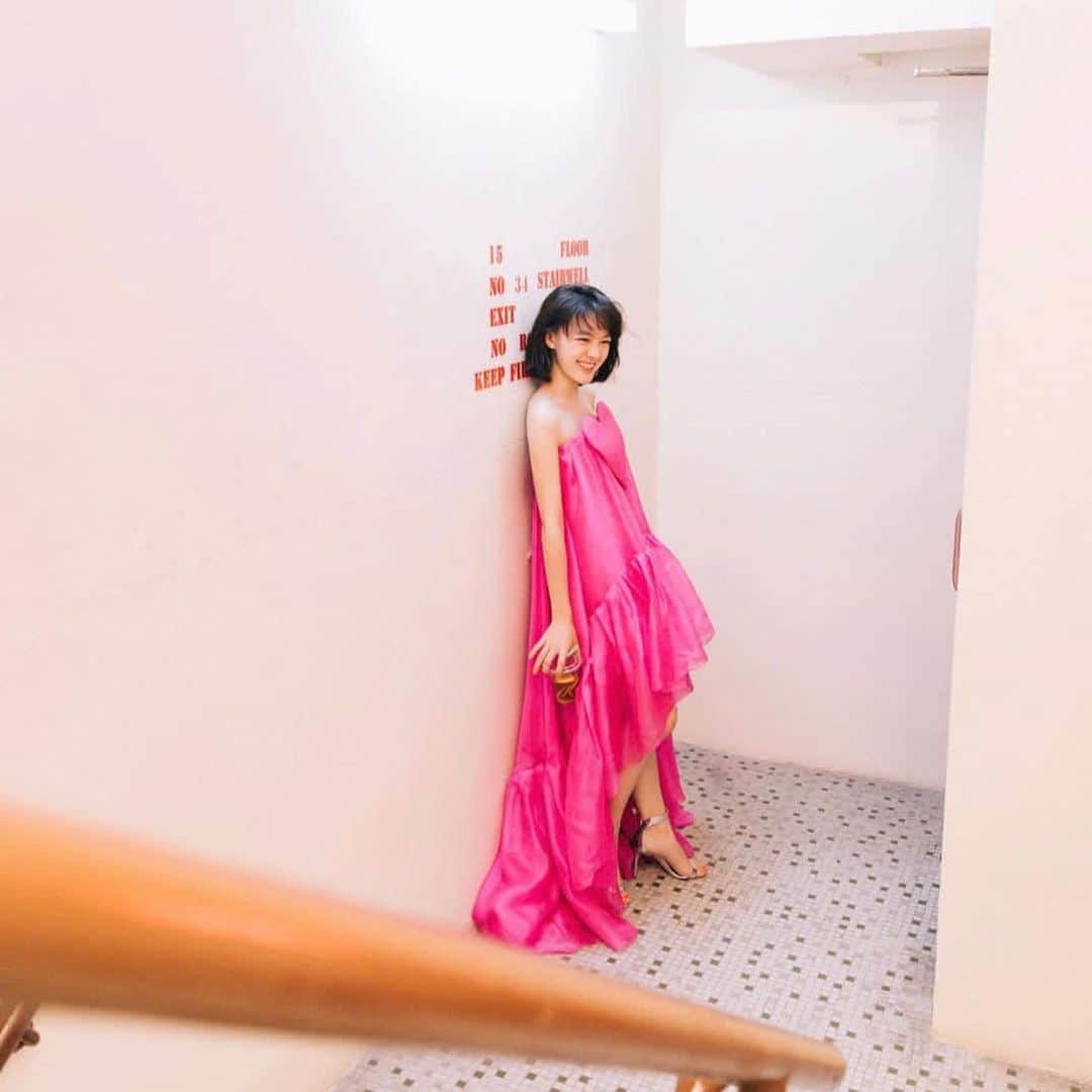のインスタグラム：「Our heart beats for the lovely Wen Qi, all dolled up in Paule Ka for the Hong Kong Film Festival ♥️ Styling by @stationx_official_ - Notre cœur bat pour Wen Qi, ravissante en Paule Ka au Hong Kong Film Festival. Stylisme @stationx_official_ #Regram #PauleKa #Eveningwear #Pink #heartshaped #pinklover」