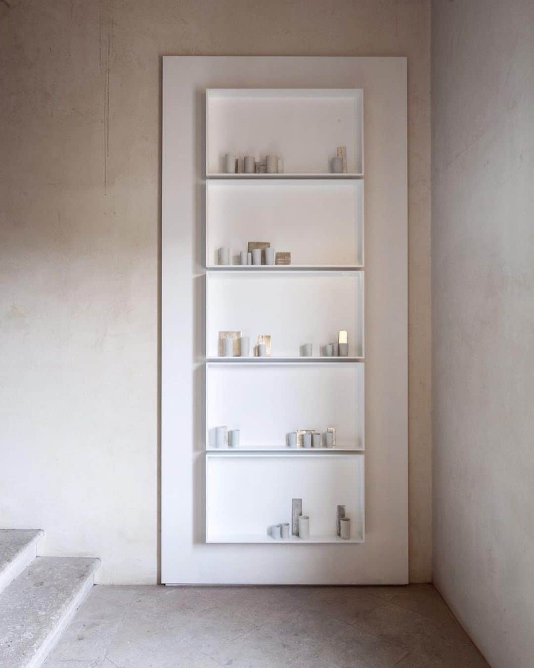 ガゴシアン・ギャラリーさんのインスタグラム写真 - (ガゴシアン・ギャラリーInstagram)「#CountdownToVenice: Edmund de Waal’s two-part exhibition, “psalm,” opens tonight to coincide with the 58th Biennale in Venice.  The exhibition is spread over two locations, the Scuola Canton, a sixteenth-century synagogue which is part of the Museo Ebraico, and the Ateneo Veneto, a fifteenth-century building that has been a historic centre for cultural debate in Venice. Find out more about the exhibition via the link in our bio! __________ #EdmunddeWaal #Gagosian #MuseoEbraico #AteneoVeneto #BiennaleArte2019 #LaBiennalediVenezia #Gagosian @edmunddewaal @museoebraicove @ateneoveneto @labiennale Installation views, “Edmund de Waal: psalm,” Museo Ebraico and Ateneo Veneto, Venice, May 8–September 29, 2019. Artwork © Edmund de Waal」5月8日 1時43分 - gagosian