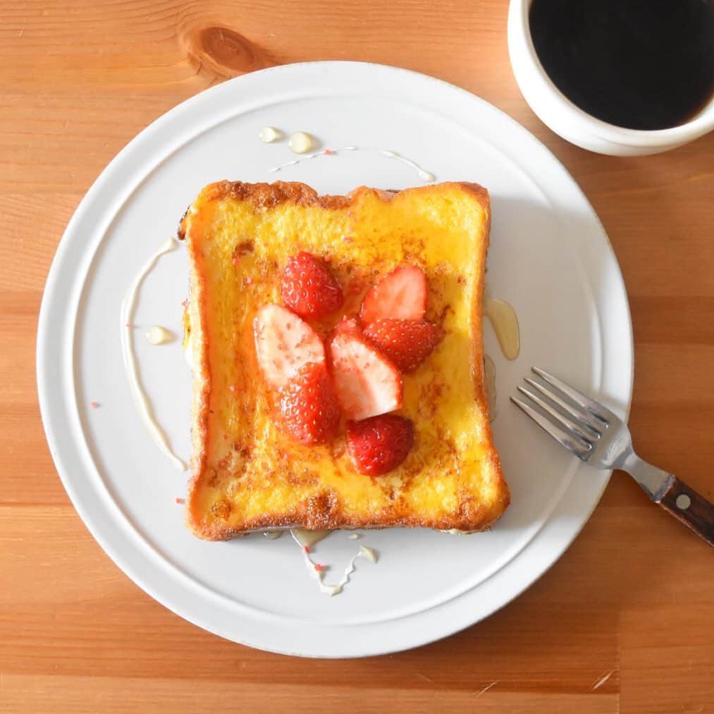 山崎佳のインスタグラム：「Today’s breakfast. フレンチトースト。やっぱり仕事行く前の朝はバタバタ。 我が家の平日の朝は、仕事の関係で夫は日勤でも夜勤でも起床〜出かけるまでの時間帯は家にいないから、完全にワンオペ。また忙しくなるなぁ。」