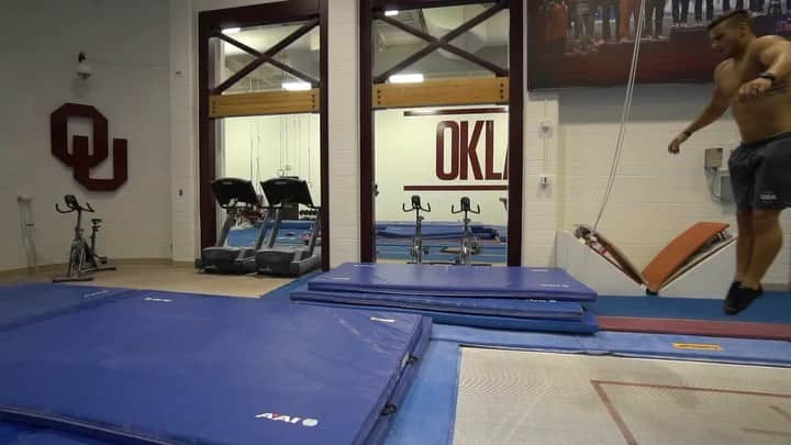 ジェイコブ・ダルトンのインスタグラム：「One of the things I miss most about going in the gym everyday. STICK CONTESTS!  This was our way of training air awareness and improving our ability to stick each landing from different skills. This was so much fun !  My new favorite thing is to learn something new and I prove my ability to do that new skill or lift.  What’s your favorite thing in the gym??」
