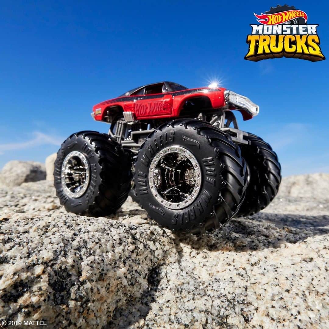 Hot Wheelsさんのインスタグラム写真 - (Hot WheelsInstagram)「Shining bright with this sweet ⚫ and 🔴 paint job, the Dodge Charger R/T #HotWheels Monster Truck is ready to roll over everything. #HotWheelsMonsterTrucks . . . #MonsterTrucks #HotWheelsCollector #Diecast #Trucks」5月8日 1時39分 - hotwheelsofficial
