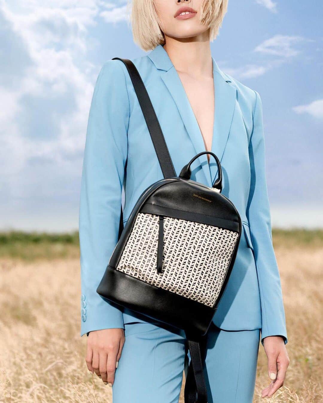 ウォントのインスタグラム：「A handmade feel with a savoir-faire sensibility. Discover Deco Raffia material in women's bags, link in bio. — #WANTSS19 #wantlesessentiels #handmade #fashion #bag」