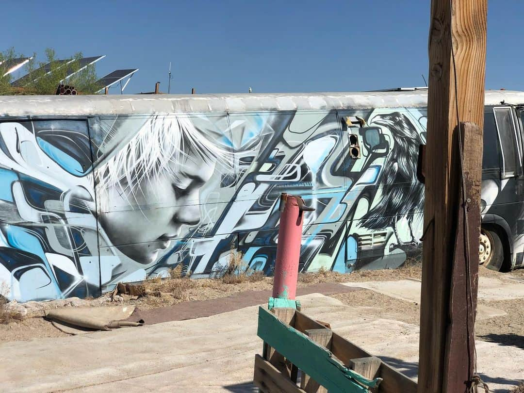 ケアリー・ハートさんのインスタグラム写真 - (ケアリー・ハートInstagram)「Walking through East Jesus at Slab City. Just caught up with one of the locals. Pretty amazing community they have going out here. @indianmotorcycle」5月8日 1時40分 - hartluck