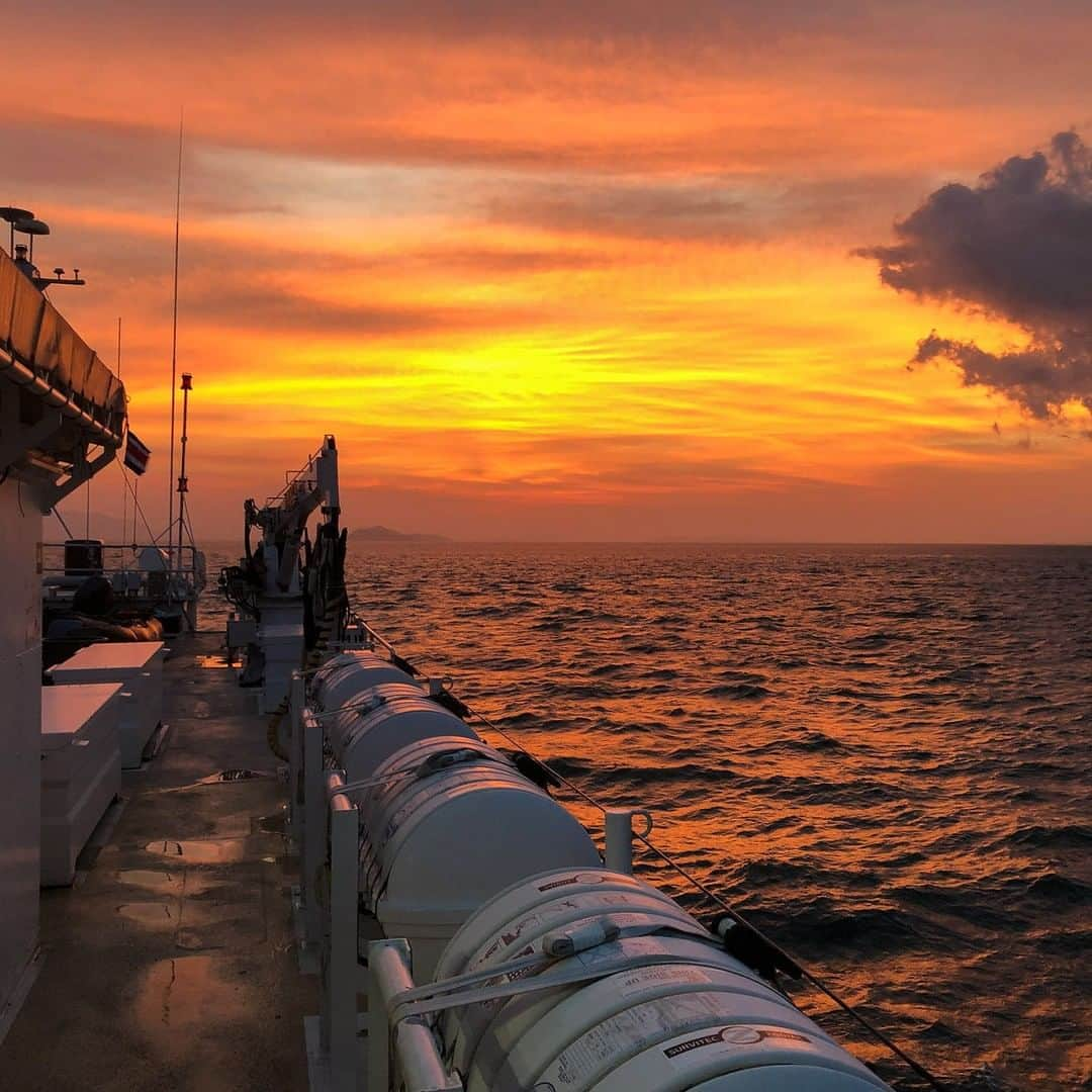 ジュリアナ・デヴァーさんのインスタグラム写真 - (ジュリアナ・デヴァーInstagram)「Setting sail into the great beyond.⁣ ⁣ #ad The first night on my @Uncruise Central American adventure began with this spectacular show right here. And then we sailed out of wifi and mobile service range. It was glorious.⁣ ⁣ Small boats on big waters provide a lot of things, but connection to the outside world isn't one of them. So yeah, I've been off the radar for a bit. ⁣ ⁣ But's it's exactly what I needed, what we all need, really.⁣ ⁣ I read books, met monkeys, talked to actual human beings without looking at a blue screen, and was even forced to try to remember details without googling stuff. It felt like a giant personal humanity reset.⁣ ⁣ Then you have moments like this. The world is beautiful and even though continuous negative bombardment tells us otherwise, so are most people. You just have to get out of the online world and into the real one.⁣ ⁣ Thanks to #UnCruise for providing the backdrop to two weeks of reconnection to reality and the present. Funny how it has such a positive effect on the sense.⁣ ⁣ I do enjoy connecting here online, but taking time out for the experiences right in front of me is a priority. What do you think? Do you find time to disconnect?⁣ ⁣ ⁣ ⁣ ⁣ ⁣ #hosted #cruise #uncruise #smallboat #smallboats #cruiselife #cruiseship #thisisadventure #adventuretravel #cleverdever #cleverdeverwherever #uncruiseadventures #adventure #travel #nature #CostaRica #Panama #reconnect #reconnectingwithnature #sunset #pacificocean #visitcostarica #costarica_vacations #costaricagram  #centralamerica #puravida」5月8日 1時41分 - cleverdeverwherever