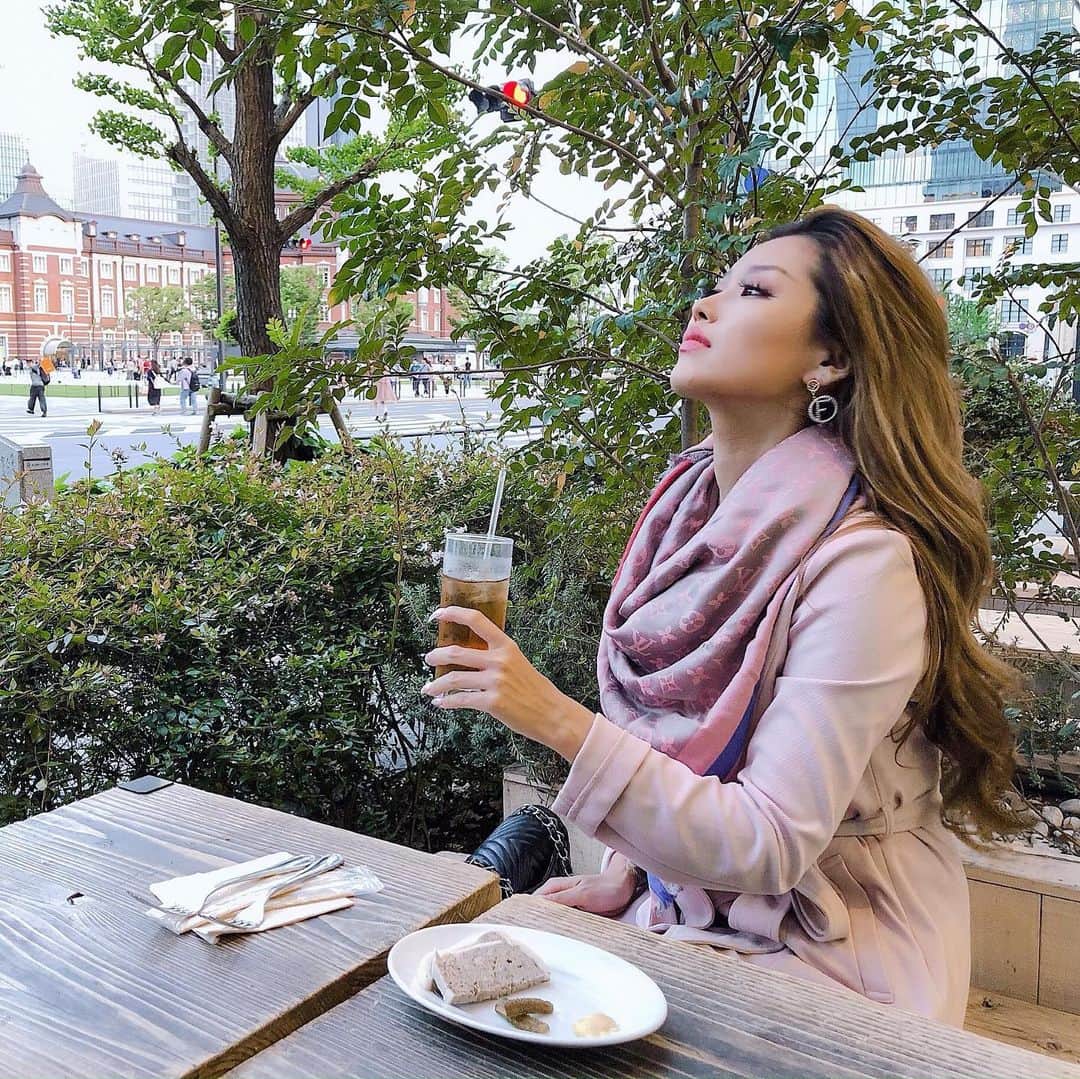 AYAMEさんのインスタグラム写真 - (AYAMEInstagram)「#pink#ootd#terracecafe#cafetime#scarf#scarfstyle#tokyo#longhair#louisvuitton#chillin#relux#tokyostation #photogenic#trenchcoat#blogger#bloggerlife#bloggerstyle#丸の内#テラスカフェ#カフェ#東京駅#テリーヌ#オトナ女子」5月8日 1時48分 - l.ayame