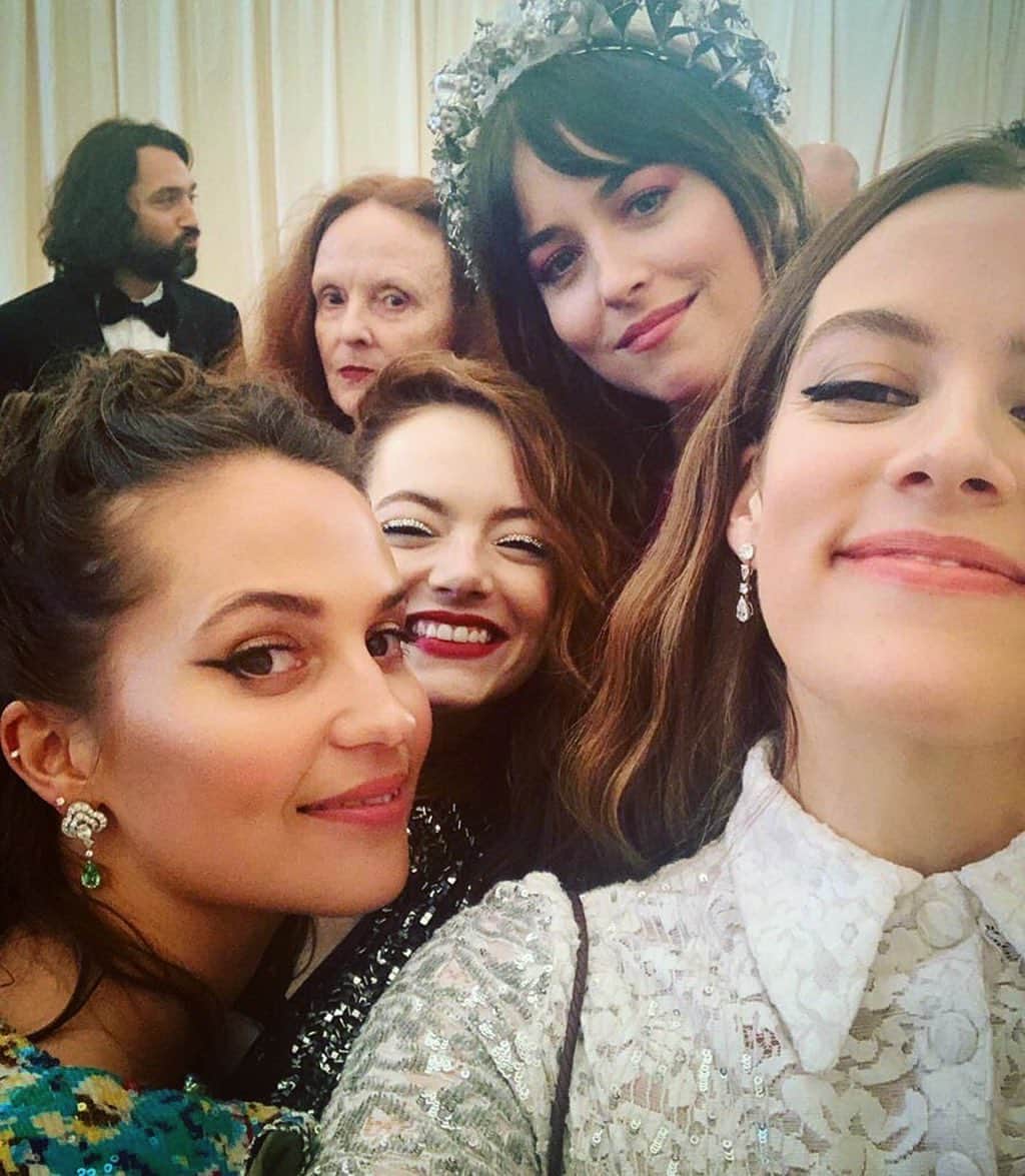 アリシア・ヴィキャンデルのインスタグラム：「📷 @rileykeough」