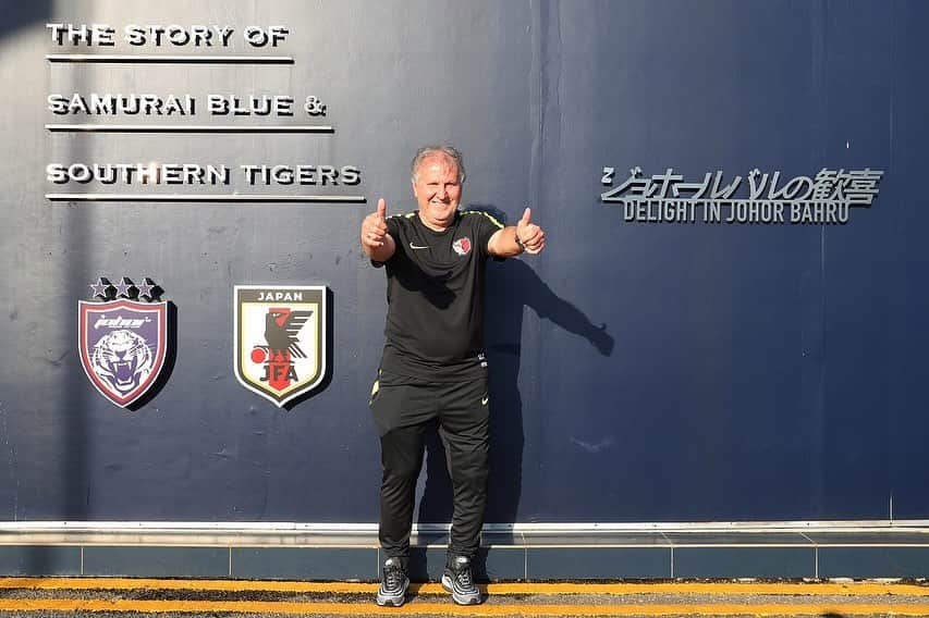 ジーコさんのインスタグラム写真 - (ジーコInstagram)「Aqui na Malásia,Johor Bahru,nesse estádio que vamos jogar pela ACL, foi onde o Japao conseguiu pela primeira vez a classificação para uma Copa do Mundo,que foi a de 1998 na Franca. O Japao venceu o Iran por 3x2 e em homenagem a isso,o estádio dedicou um mini museu com fotos memoráveis desse encontro. Hoje visitei esse espaço ja que fizemos o reconhecimento do campo.Tomara que sejamos felizes como foi a Selecao Japonesa.」5月8日 1時56分 - zico