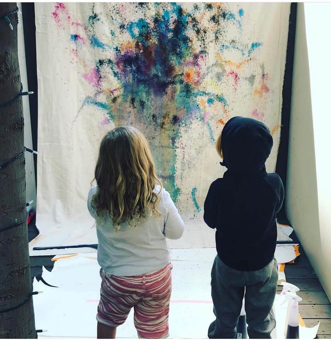 エリザベス・バークレーさんのインスタグラム写真 - (エリザベス・バークレーInstagram)「A raw canvas from @blickartmaterials , watercolors in spray bottles = the perfect play date  #playdate  #kids #art #love #boys #fun #family 🌈🌈🌈🌈🌈🥰🥰🥰」5月8日 12時55分 - elizberkley