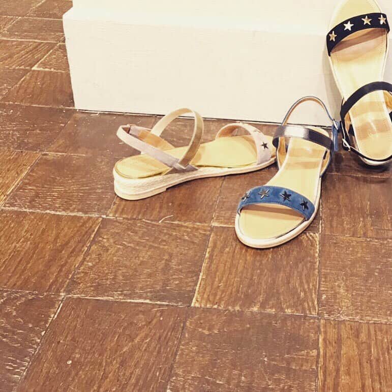 CARNET OFFICIALのインスタグラム：「カジュアルもきれいめにも履けるウエッジヒールサンダル👡 甲ベルトにはゴムを使用しているので楽に履いていただけます🌟ぜひご来店お待ちしております🌱 ◾️DA-149-1902 ¥16,800＋tax ----------------------------- #daniellaandgemma  #outfit  #fashion  #サンダル  #ジュートサンダル  #ダニジェマ #星モチーフ  #ママコーデ  #二子玉川ライズ #新丸ビル #楽ちんコーデ」
