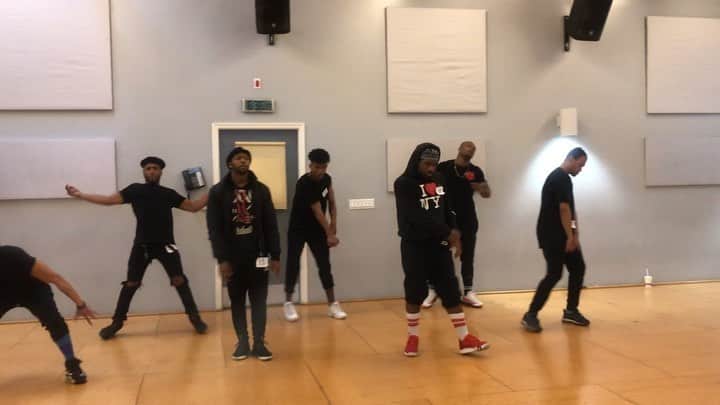 MCハマーのインスタグラム：「House Party about to go craaaaaaaazy !!!!! Salute Dancers 🔥🔥🔥🔥🔥🕺🏿🕺🏿🕺🏿🕺🏿🕺🏿🕺🏿🕺🏿🕺🏿🕺🏿🕺🏿」