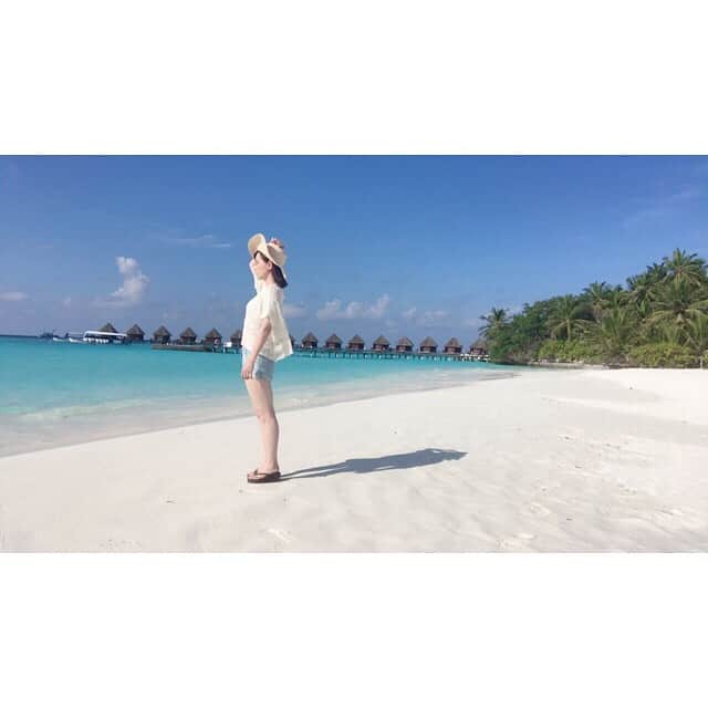 三島ゆかりさんのインスタグラム写真 - (三島ゆかりInstagram)「散策してたらレストランの奥、木々を抜けた向こうに砂浜発見💖😳 真っ白で裸足で歩いても全く痛くなく、しっとりとしていて足裏が暑すぎることもない🦶 つまりは最高ってことや🏖✨ #maldives #vacances #resort #island #sea #swimwear #whitebikini #nicepic #whitesand #beach #japanesegirl #trip #gw #kawaii #cute #死ぬまでに行きたい世界の絶景 #絶景 #最高かよ #インスタ映え #ストーリーも見てね  #三島ゆかり #ゆかりんごチャンネル #ゆかりんごgames #チャンネル登録よろしくね #followme」5月8日 11時27分 - apple340