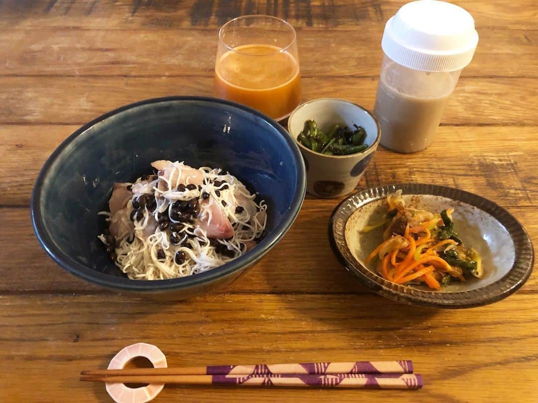 のインスタグラム：「ㅤㅤㅤ ㅤㅤㅤ 【Dinner】 残り物で、映えないdinnerは まぜまぜ盛り付けで5分で作りました😂 あ、ジュース入れたら20分くらいかも…。 野菜不足はジュースで補います🥛 ㅤㅤㅤ 夜遅めのご飯は、麺を豆腐麺に。 ちょっと贅沢したくてぶり入れてみたけど それ以外の味付けはクックパッドにアップしてみたー！ 超簡単すぎる❤️」