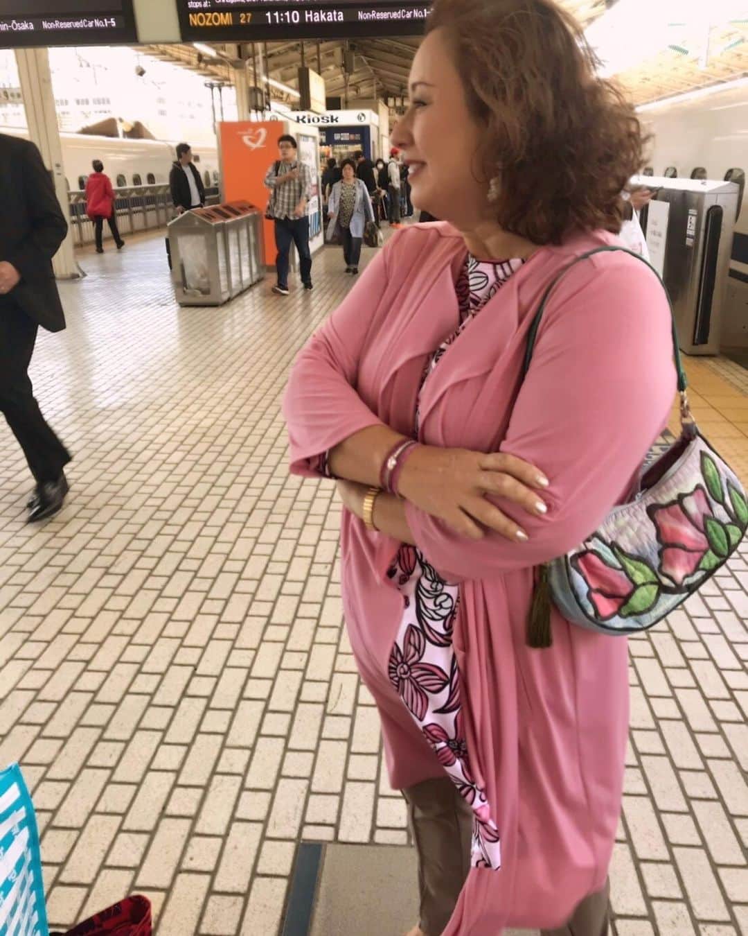 のインスタグラム：「* ピンクおばさんは神戸に行きます。これからキルトサロンでレッスンです！」
