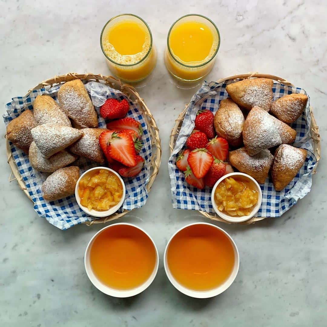 Symmetry Breakfastさんのインスタグラム写真 - (Symmetry BreakfastInstagram)「Wednesday: Mandazi 🇰🇪🇰🇪🇰🇪 a delicious little fritter critter from Kenya, these are cardamom and coconut flavour with a side of orange and ginger jam and fresh strawberries, the recipe is from @kianomoju  and there is a full step by step video of how to do them too. Her version uses baking powder rather than yeast for a much speedier breakfast friendly mandazi - - - - - - - - - - - - - - - - - - - - - Just a few days before we set off again, first to 🇳🇱Amsterdam, Rotterdam and Delft (to see Mark’s family) then to 🇬🇧London where I’ll be at the opening of Food Bigger Than the Plate @vamuseum where I’ll be on the artists in the show!! And then to 🇺🇸Chicago, to open the book tour for @nocrumbsleft in Naperville! ✈️ #symmetrybreakfast #kenyanfood #mandazi」5月8日 11時31分 - symmetrybreakfast