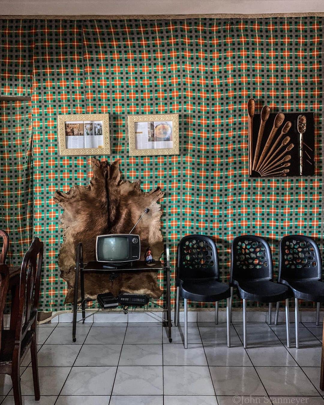 ジョン・スタンメイヤーさんのインスタグラム写真 - (ジョン・スタンメイヤーInstagram)「Something felt familiar when we walked into chef Rivandro’s restaurant in Recife. Similar wallpaper I’ve seen before, just not in Brazil. - @natgeolearning @cengagelearning @rippleeffectimages @natgeo @natgeoimagecollection #brazil #recife #room #television #tv #spoons #wallpaper #familiar」5月8日 11時33分 - johnstanmeyer