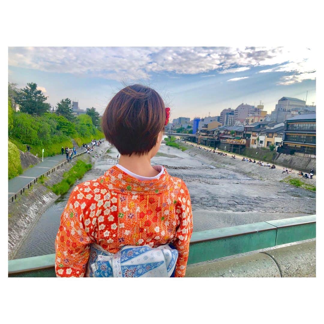 西木恵美里のインスタグラム：「みなさん、いかがお過ごしですか？ 令和もステキな年にしましょうね〜🌟 GWに京都を愛媛カラーで散策してきました👘🍊」