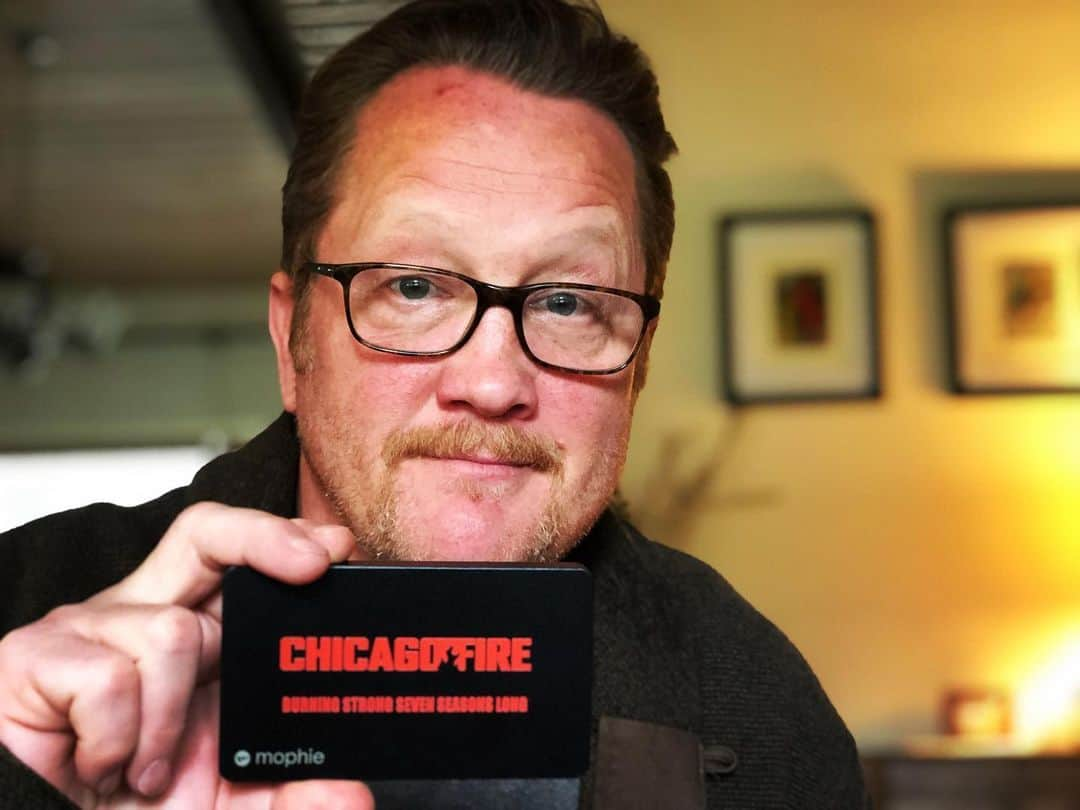 クリスチャン・ストールティのインスタグラム：「This year’s wrap gift from #ChicagoFire Cast to the Crew. MOPHIE, baby. Perfect for those long, battery-draining days shooting fires and catastrophes.  Joe Minoso’s idea. Pretty slick. Well done, @joeminoso  Thanks for everything, @mophie」