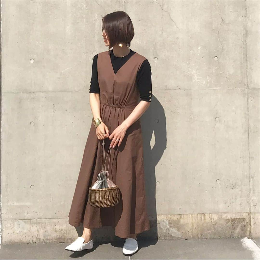 Mikaのインスタグラム：「brown×black×white なんとなく自分の中で しっくりくるお洋服って 決まってきた気がする💕 ・ ・ スキンケアもなんとなく選ぶことなく これだ！ってしっくりくる物を 選ぶ様になったよ 導入美容液は欠かせないんだな→→ ・ ・ tops.one-piece#bannerbarrett @banner_barrett  shoes @sesto_shoes  bag @havefun.vtg ・ ・ #ピンクのブースター #導入美容液 #バリアリペア #なんとなくコスメをしっかりコスメに #pr#コスメマニア#fashion#ママコーデ#シンプルコーデ#大人カジュアル」