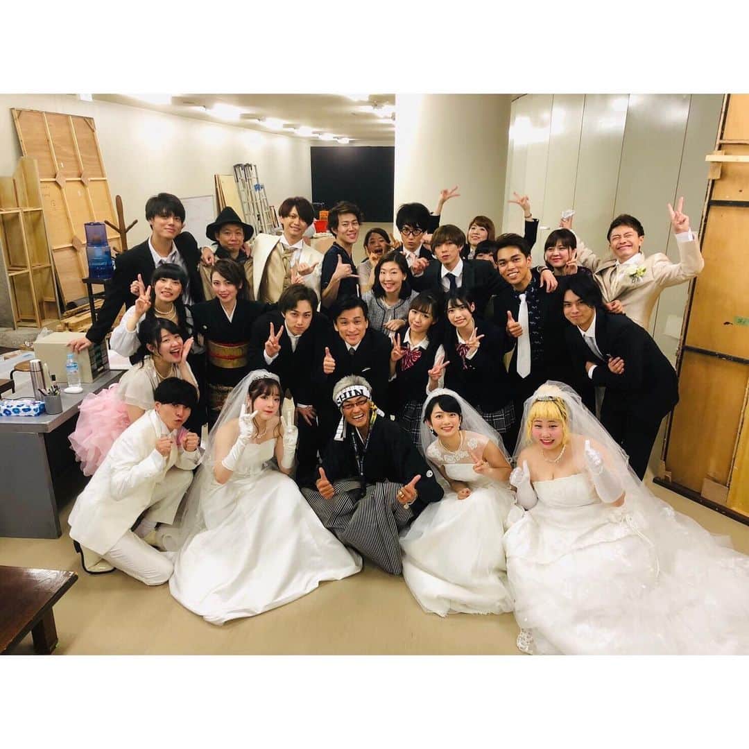岡本尚子さんのインスタグラム写真 - (岡本尚子Instagram)「舞台『小さな結婚式〜いつか、いい風が吹く〜』 先日、大阪公演が無事に千秋楽を迎えることができました。  お越し下さった皆様、誠にありがとうございました🙇‍♂️ 素敵なお花もありがとー😭✨ . 今月の15日から東京公演が始まります！！ Wキャストで役者が変わる役もあります。 大阪公演からさらにパワーアップしたちいこんをお届けできるように頑張ります✊✨ 心温まるお話です😌  #ちいこん #ちいこん2019 #小さな結婚式 #スペーズゼロ #全労済ホール #全労済ホールスペースゼロ #舞台 #劇団teamodac #結婚式」5月8日 11時46分 - naoko_04_04