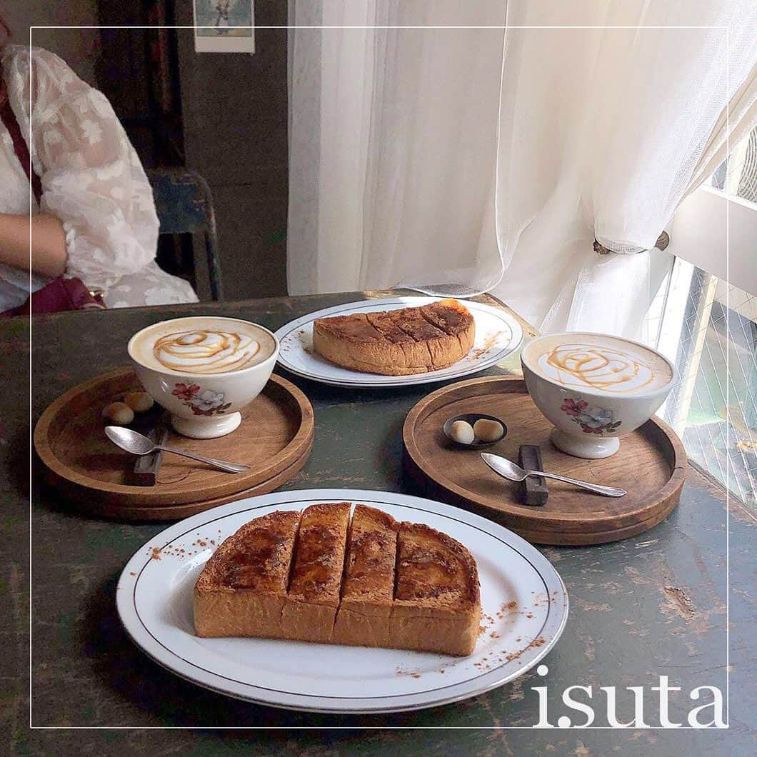 isutaさんのインスタグラム写真 - (isutaInstagram)「. 名古屋あるカフェ「3+ coffee & antiques」をご紹介❤︎ . 雑貨屋さん併設のアンティークな雰囲気がおしゃれなお店です♩ . 中でも人気のメニューが「はちみつシナモントースト」。 . 甘すぎないはちみつにカリカリのトーストの相性が抜群なんだそう…♡ . そのほかにもシンプルな見た目のチーズケーキなどもあるそうですよ♩ __________ 3+ coffee & antiques open：12:00〜19:00 Close：火曜日・第3水曜日 access：愛知県名古屋市東区葵2-3-4 三光ビル3F __________ Photo by @07nice11 @angela.0622kicky @310hr7 . #isuta #isutapic #isutacafe #イスタ #トロワプリュス #名古屋カフェ#車道カフェ」5月8日 11時39分 - isuta_jp