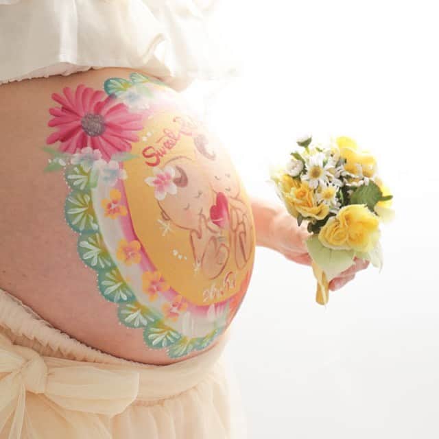 okuyama-photoさんのインスタグラム写真 - (okuyama-photoInstagram)「お腹に双子ちゃんがいるママさんをベリーペイント🖌 ママさんリクエストのガーベラの花も描いて2人分の安産祈願👶👶 双子ちゃんのご出産、喜びはきっと倍以上ですね💕  #ベリーペイント  #写真のオクヤマ  #写真館  #フォトスタジオ  #家族写真  #ポートレート  #妊娠6ヶ月  #妊娠7ヶ月  #妊娠8ヶ月  #妊娠9ヶ月  #妊娠後期  #つわり  #双子妊娠  #出産準備  #臨月  #マタニティアート  #マタニティフォト  #マタニティペイント  #マタニティ  #妊婦フォト  #妊婦  #記念撮影  #マタニティライフ  #プレママ  #安産祈願  #十和田  #青森  #八戸」5月8日 11時39分 - okuyamaphoto