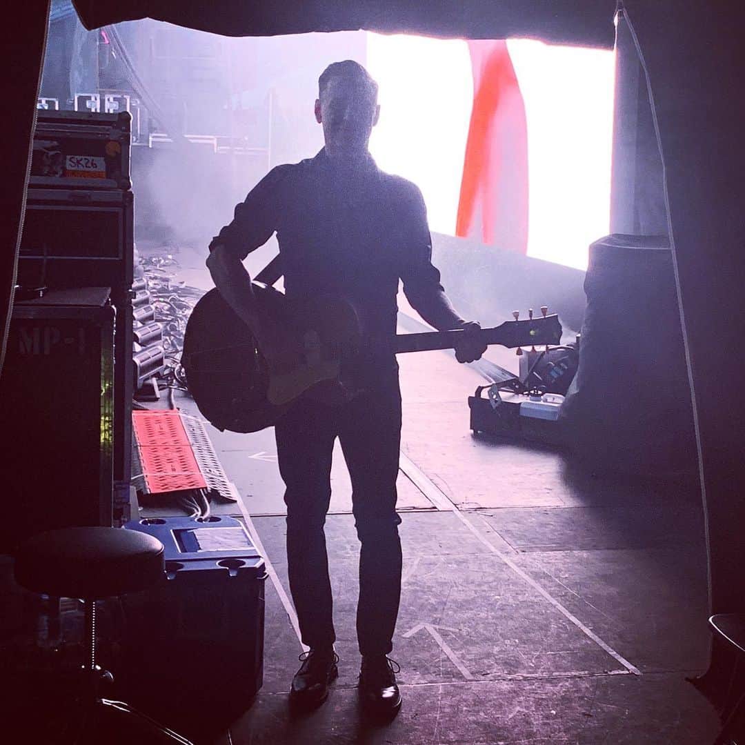 ブライアン・アダムスのインスタグラム：「Headed on stage in St Petersburg, Florida with my Gibson ES 295 guitar #bryanadamsshinealight」