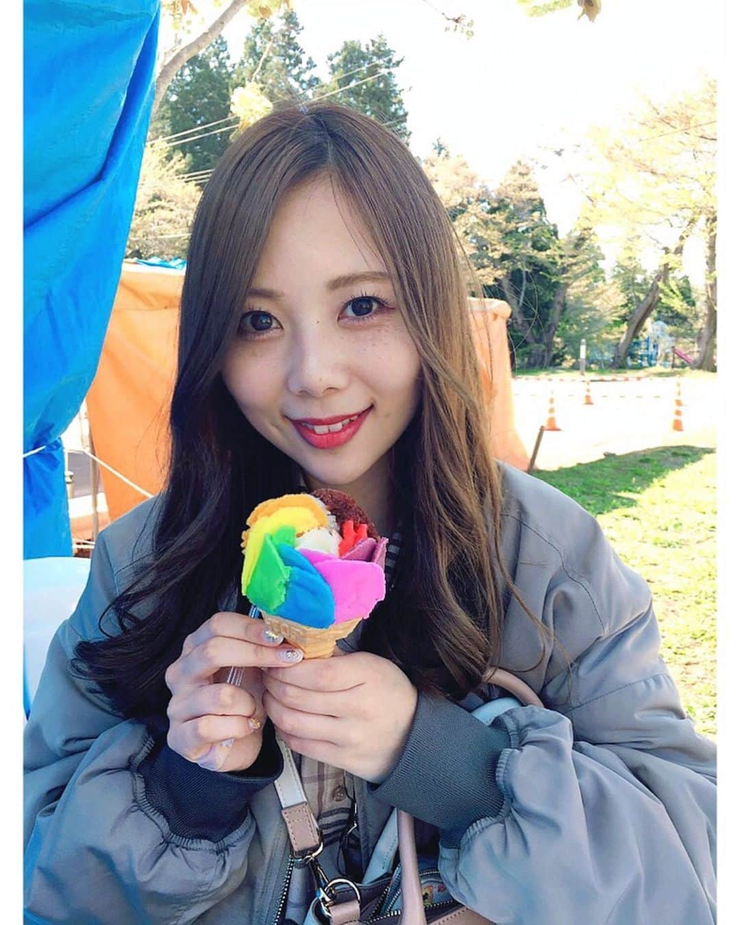 西村季里子のインスタグラム：「・ GWの思い出④🌷 ・ 田舎で売ってるこのアイスって なんか買っちゃうんだよね〜🍦💕 ちなみにうちの地元だと 「チンチンアイス」っていうんだけど みんななんていうの🙊？？ お花見という名の出店のもの食べるのが 最高に幸せ🌸🍡🌯🌼 #お花見#桜#さくら#🌸#花より団子  #青森#青森県#あおもり#三戸#城山公園 #チンチンアイス #10色#アイス#🍦 #出店#屋台#焼きそば#クレープ#バナナチョコ #めっちゃ食べたわ#でもその分動いた#プラマイゼロ #followme #follow#GW#ゴールデンウィーク」