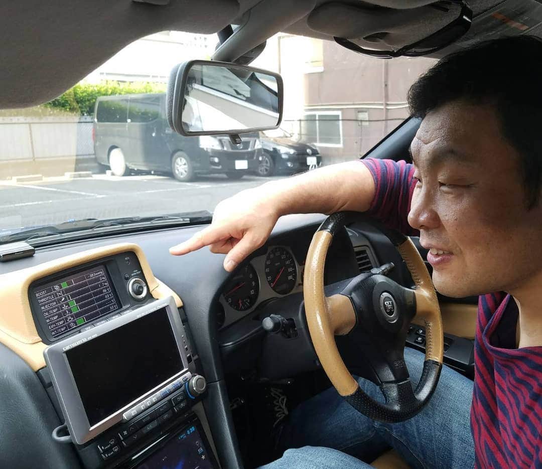 金原弘光のインスタグラム：「YouTubeを見て、車のMFDを標準車仕様からVspec 仕様にした❗ ちょっと気分がいい🎵 #bnr34」