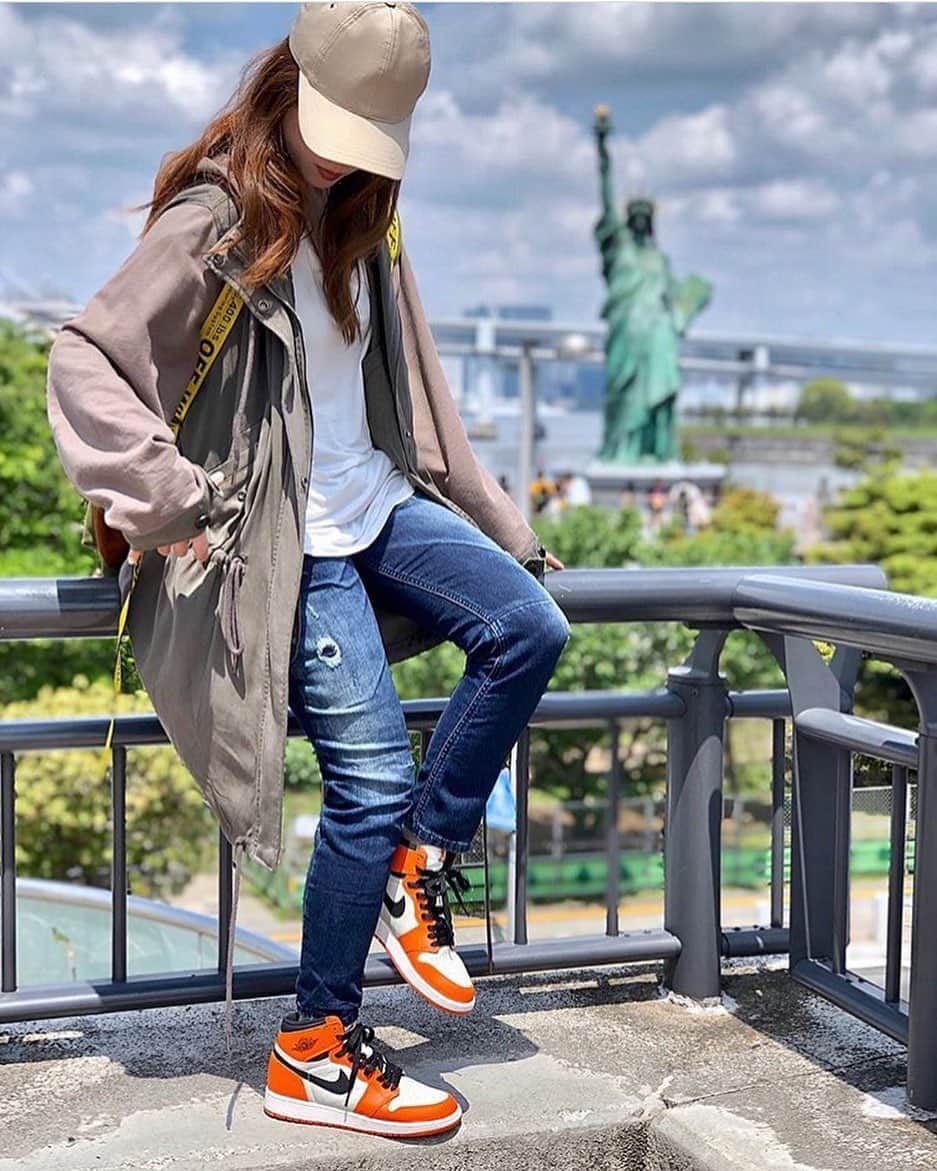 のインスタグラム：「. . . #ジャパスニ女子 タグより #ジャパスニピックアップ . . . model➡️ @ryowestgirl 👟 #NIKE #Jordan1 を使った#スニーカーコーデ ✨✨ ぜひ皆さんも参考にしてみては？💥💥 . . . #ジャパスニ #ジャパスニ女子 #ジャパスニピックアップ #sneaker #kicks #スニーカー #スニーカーコーデ #スニーカー男子 #スニーカー女子 #ナイキ #ナイキスニーカー #airjordan #airjordan #ジョーダン #ジョーダン1 #jordan1backboard #offwhite #オフホワイト」