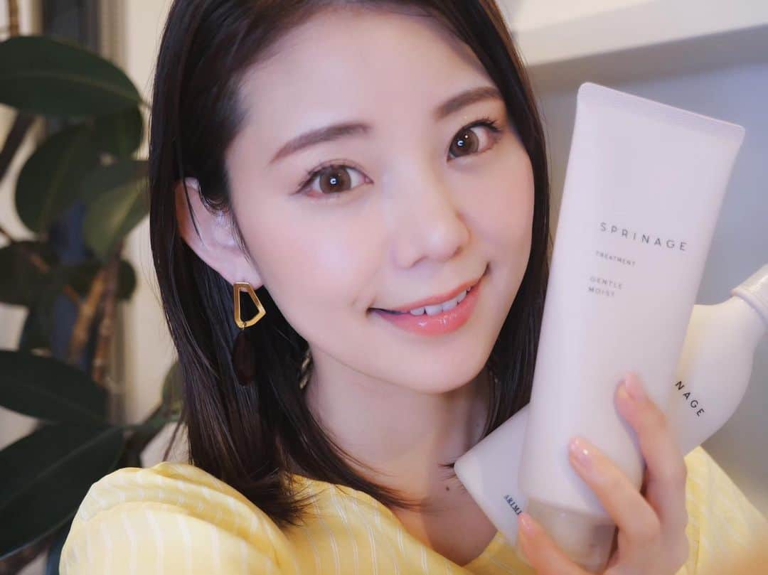 林村ゆかりのインスタグラム：「アリミノのスプリナージュいただきました❤︎ リラックスできる良い香り、おしゃれシンプルパッケージ✨ 私は剛毛くせ毛なのでジェントルモイストを使ってます。軟毛な方はもう一つのパフスムースがオススメ。 とても良いものです、気になったらヘアサロンで購入してみてください♪うちの実家の美容室にも入ってるかな…？😄 ⠀ ⠀  #髪にスキンケア級の美容成分を #スプリナージュ #天然アロマの香り #アリミノ#シャンプー#トリートメント#美容#美容好き#元美容師#selfie#自撮り」