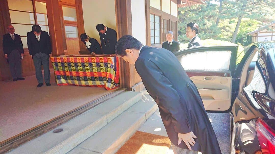 のインスタグラム：「#安倍総理 からの#メッセージ ✍️ 宮中に参内し、天皇陛下が秋の即位の礼と大嘗祭の期日を報告する「賢所に期日奉告の儀」及び「皇霊殿神殿に期日奉告の儀」に参列いたしました。天皇陛下の御即位を改めてお慶び申し上げるとともに、#令和 の御代の平安と皇室の益々の弥栄をお祈りいたしました。 @shinzoabe #期日奉告の儀」