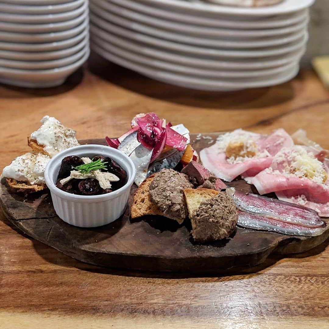大見さなえさんのインスタグラム写真 - (大見さなえInstagram)「リ・カーリカの和牛😋🥓 渡部さんのオフ会で前回行った カーリカ・リの1号店🌸 学芸大学『リ・カーリカ』 ・ 前菜盛り合わせや(特にゴルゴンゾーラムースと蜂蜜の ブルスケッタはワインに合い過ぎる🤤🍷) 熊本の搾りたてミルクモッツァレラの 濃厚だけど後味フレッシュ感ある(*´꒳`*) ・ 前菜盛り合わせを頼んで ちまちま飲みながらお料理を待つのもいい☺️🍷 ・ #リカーリカ #学芸大学グルメ #お肉 #肉 #meat #beef #めぐログ_学芸大学 #肉テロ #令和 #レア #instagood」5月8日 12時08分 - tabe_megumi