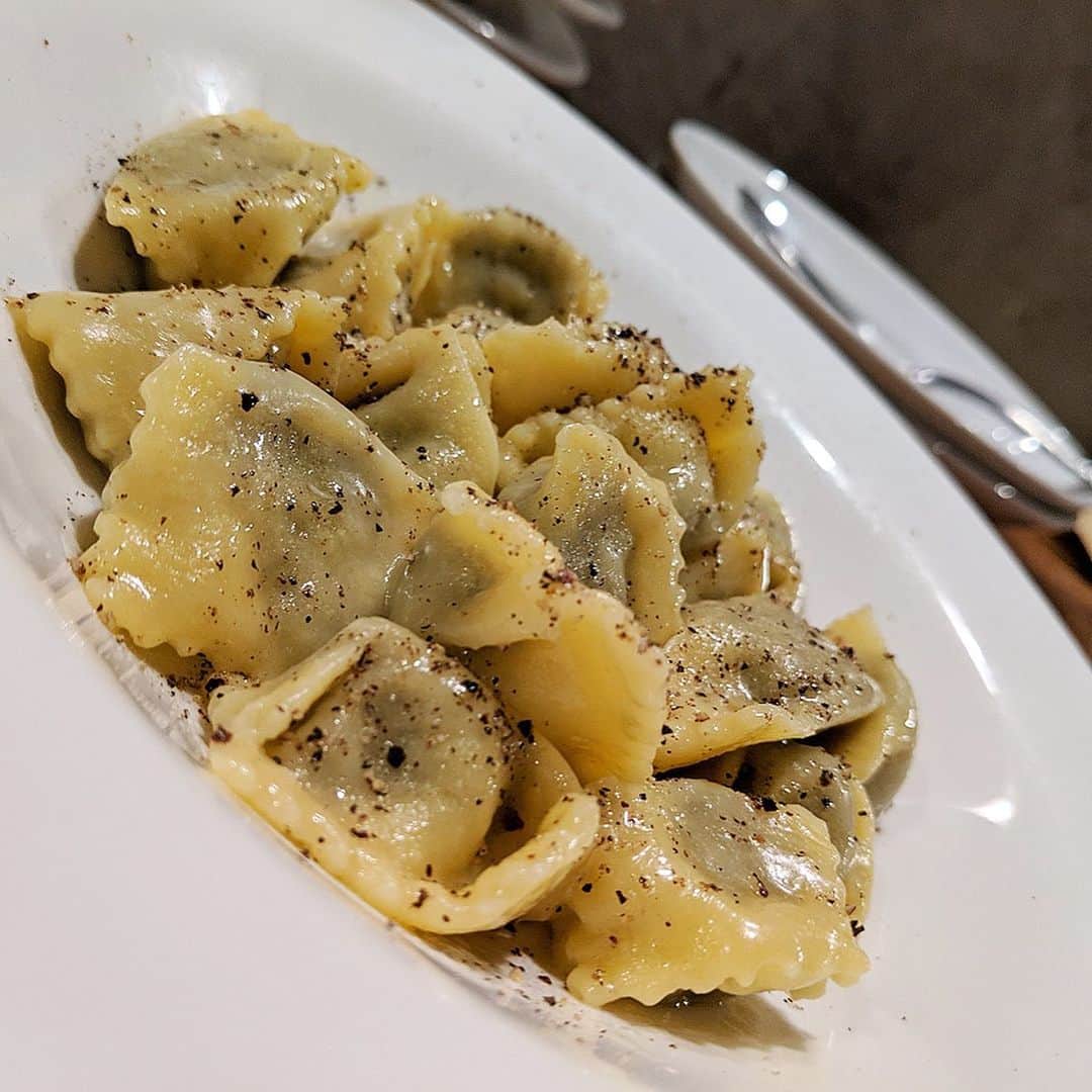 大見さなえさんのインスタグラム写真 - (大見さなえInstagram)「リ・カーリカの和牛😋🥓 渡部さんのオフ会で前回行った カーリカ・リの1号店🌸 学芸大学『リ・カーリカ』 ・ 前菜盛り合わせや(特にゴルゴンゾーラムースと蜂蜜の ブルスケッタはワインに合い過ぎる🤤🍷) 熊本の搾りたてミルクモッツァレラの 濃厚だけど後味フレッシュ感ある(*´꒳`*) ・ 前菜盛り合わせを頼んで ちまちま飲みながらお料理を待つのもいい☺️🍷 ・ #リカーリカ #学芸大学グルメ #お肉 #肉 #meat #beef #めぐログ_学芸大学 #肉テロ #令和 #レア #instagood」5月8日 12時08分 - tabe_megumi