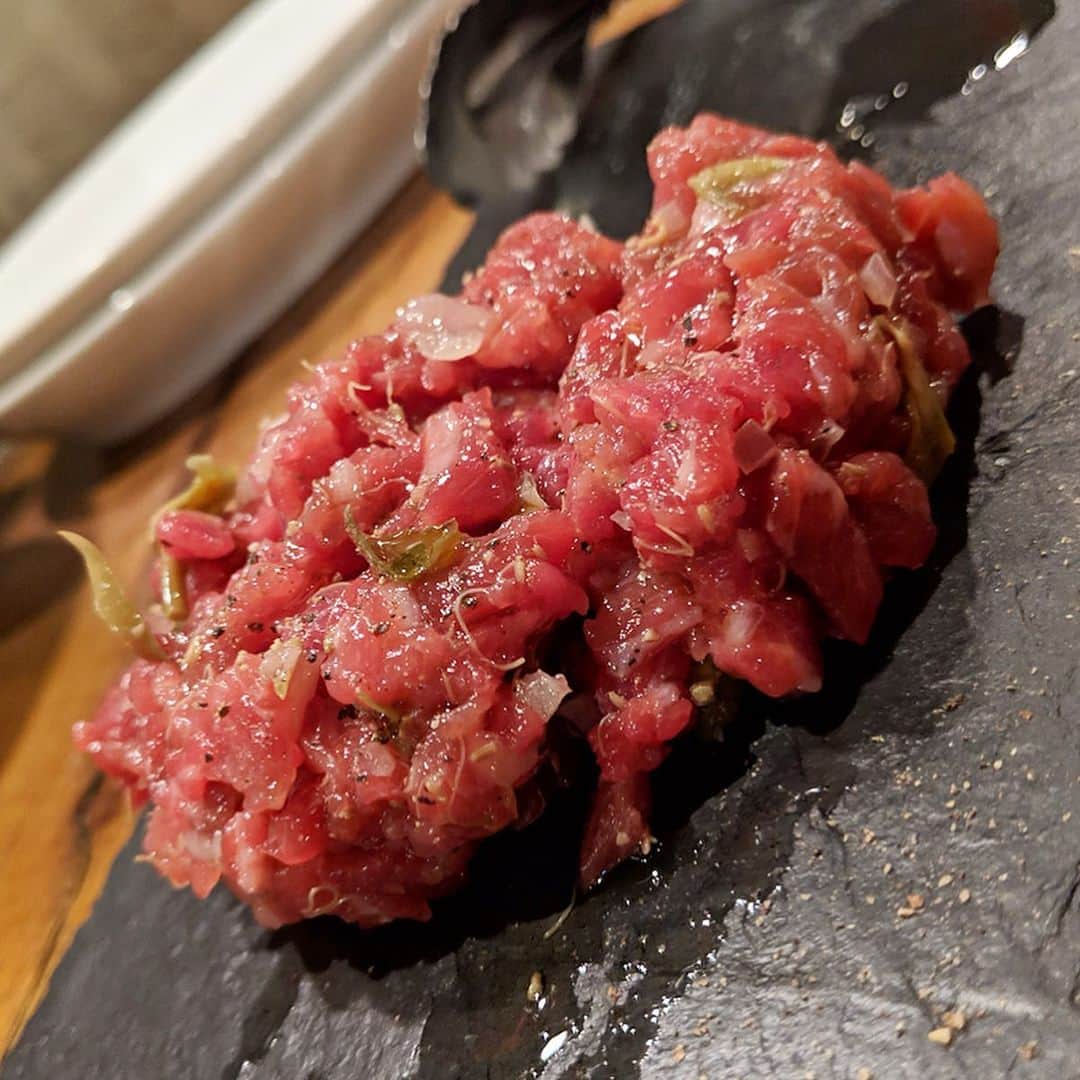 大見さなえさんのインスタグラム写真 - (大見さなえInstagram)「リ・カーリカの和牛😋🥓 渡部さんのオフ会で前回行った カーリカ・リの1号店🌸 学芸大学『リ・カーリカ』 ・ 前菜盛り合わせや(特にゴルゴンゾーラムースと蜂蜜の ブルスケッタはワインに合い過ぎる🤤🍷) 熊本の搾りたてミルクモッツァレラの 濃厚だけど後味フレッシュ感ある(*´꒳`*) ・ 前菜盛り合わせを頼んで ちまちま飲みながらお料理を待つのもいい☺️🍷 ・ #リカーリカ #学芸大学グルメ #お肉 #肉 #meat #beef #めぐログ_学芸大学 #肉テロ #令和 #レア #instagood」5月8日 12時08分 - tabe_megumi