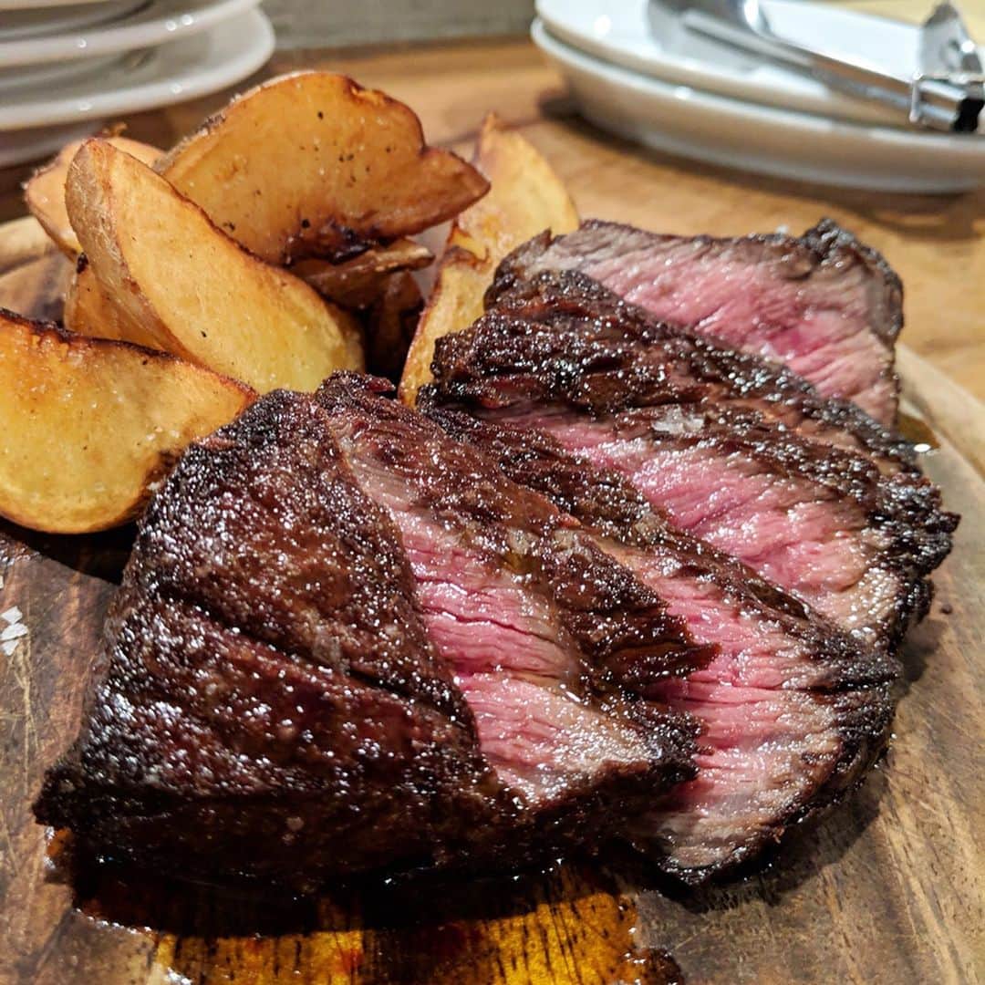 大見さなえさんのインスタグラム写真 - (大見さなえInstagram)「リ・カーリカの和牛😋🥓 渡部さんのオフ会で前回行った カーリカ・リの1号店🌸 学芸大学『リ・カーリカ』 ・ 前菜盛り合わせや(特にゴルゴンゾーラムースと蜂蜜の ブルスケッタはワインに合い過ぎる🤤🍷) 熊本の搾りたてミルクモッツァレラの 濃厚だけど後味フレッシュ感ある(*´꒳`*) ・ 前菜盛り合わせを頼んで ちまちま飲みながらお料理を待つのもいい☺️🍷 ・ #リカーリカ #学芸大学グルメ #お肉 #肉 #meat #beef #めぐログ_学芸大学 #肉テロ #令和 #レア #instagood」5月8日 12時08分 - tabe_megumi