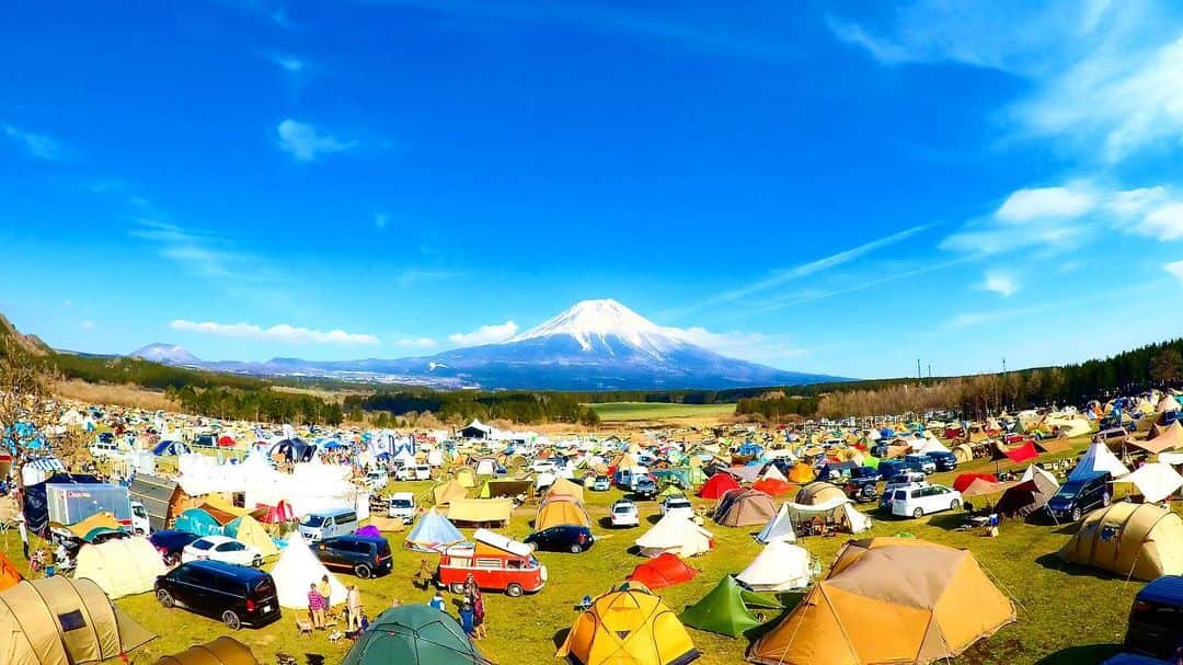 Bi Rod by Lumica.さんのインスタグラム写真 - (Bi Rod by Lumica.Instagram)「「GO OUT Jamboree 富士山🗻」 GO OUT Jamboree で撮影した富士山です。 Bi Rodならキャンプテントの上から富士山🗻を一望する事が可能です。 ▶商品はプロフィールのリンクからどうぞ https://www.birodstore.com/  さぁあなたも前人未到の視点へ "GO OUT Jamboree Mt. Fuji"  If it is BiRod from the top of the camping tent Mt. Fuji It is possible to overlook the ▶ Please check the product link from the profile https://www.birodstore.com/ "Well, to your unexpected perspective"  #birod #7500 #7.5m #lumica #ルミカ#highangle #highview #Instagood  #HiangleView　#notdrone @goout_camp #goout #gooutcamp #gooutjamboree#camp #gooutjamboree2019 #outdoor #キャンプ #アウトドア #ふもとっぱら#富士山 #キャンプフェス #静岡 #山梨#MtFuji #日本 #JAPAN」5月8日 12時11分 - birod_photo