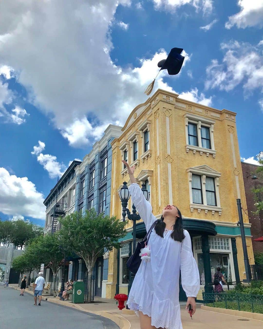 シータ・ラムサムさんのインスタグラム写真 - (シータ・ラムサムInstagram)「@waewrada ‘s Grad Trip (Day 3): I’m starting to question whether she’s graduating from Law school or Disney world 🤔 #หมวกยังมีหูมิกกี้ #นี่จบโทกฏหมาย #หรือโทดิสนีย์กันแน่ 😓 #ถ้าจะถามว่าหน้าม้าหายไปไหน #ตอบเลยหายไปตอนเล่นsplashmountain 😂」5月8日 12時25分 - palmipalmtrees