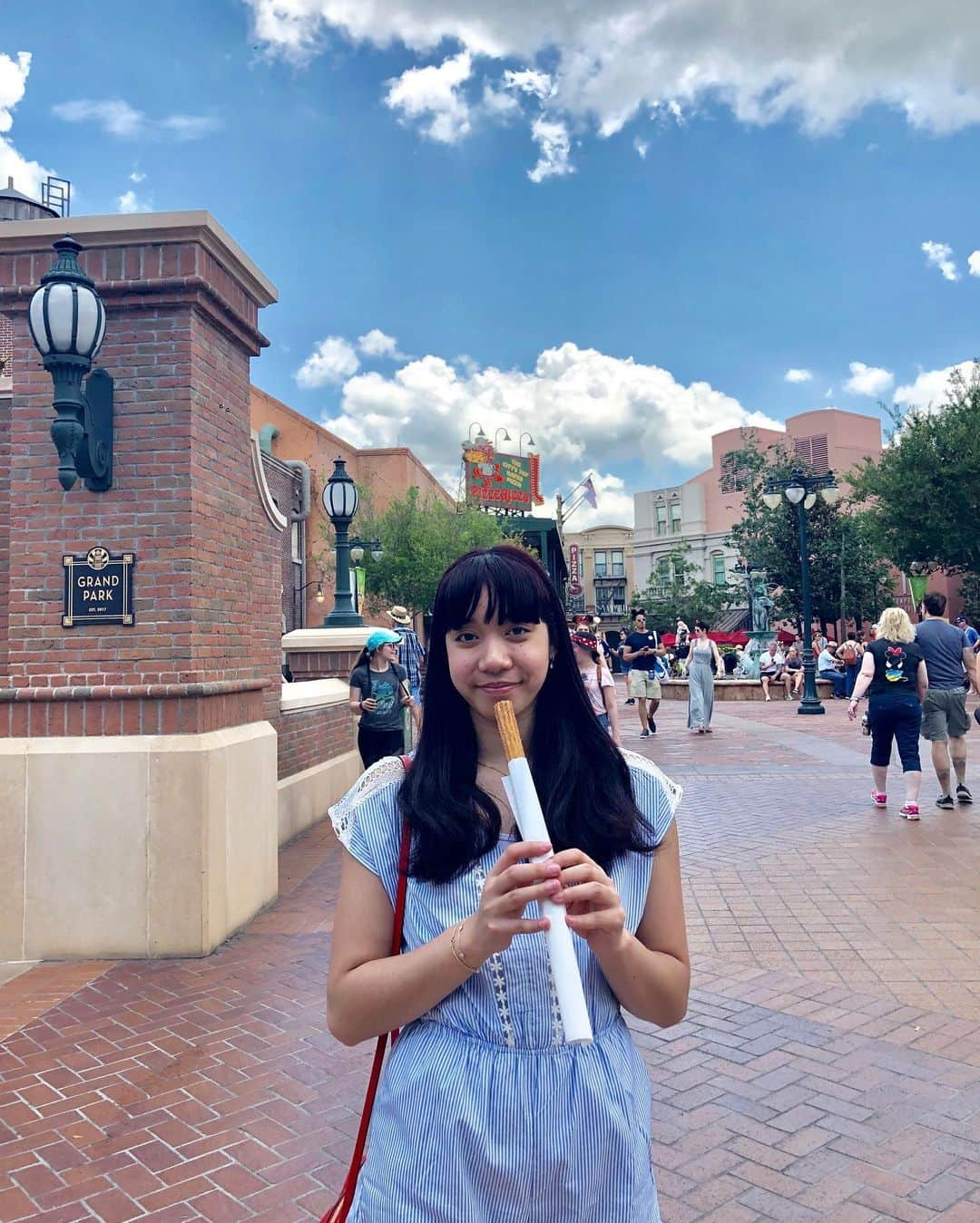 シータ・ラムサムさんのインスタグラム写真 - (シータ・ラムサムInstagram)「@waewrada ‘s Grad Trip (Day 3): I’m starting to question whether she’s graduating from Law school or Disney world 🤔 #หมวกยังมีหูมิกกี้ #นี่จบโทกฏหมาย #หรือโทดิสนีย์กันแน่ 😓 #ถ้าจะถามว่าหน้าม้าหายไปไหน #ตอบเลยหายไปตอนเล่นsplashmountain 😂」5月8日 12時25分 - palmipalmtrees