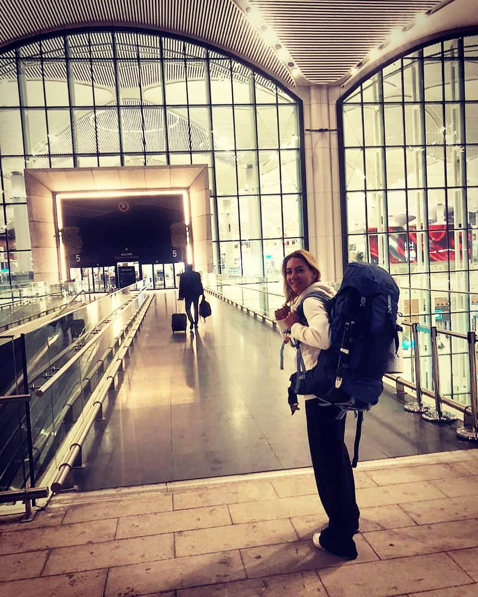 ギゼム・ギュレシェンさんのインスタグラム写真 - (ギゼム・ギュレシェンInstagram)「Hasta la vista bebé ...🧿😅 #bagpack  #traveler #gezgin #exploretheworld」5月8日 12時26分 - iamgizemguresen