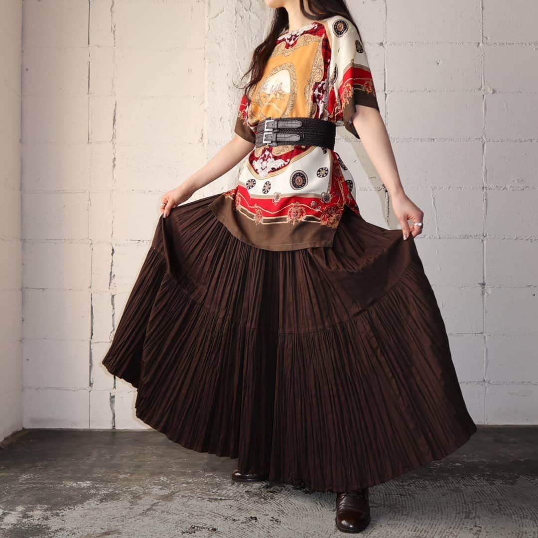 吉祥寺 古着屋 Orfeoのインスタグラム：「Scarf Pattern Blouse×Long Pleated Skirt Style  #orfeo #kichijoji #tokyo #vintage #used #fashion #coordinate #outfits  掲載商品のお問い合わせはメールにて承っております。コメント、DMでのお問い合わせは受け付けておりませんのでご了承ください。」