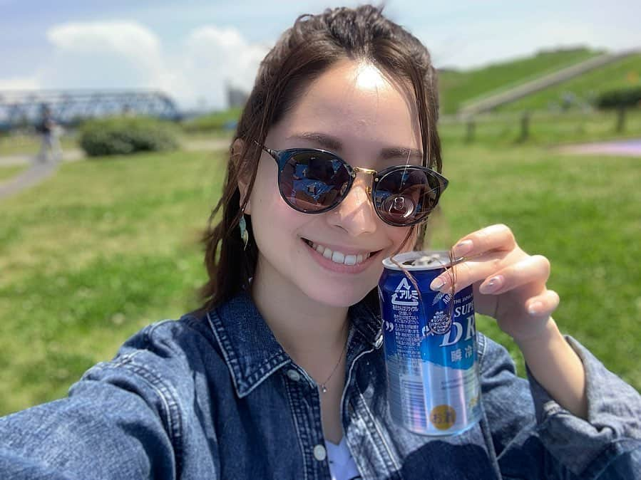 寺田有希さんのインスタグラム写真 - (寺田有希Instagram)「先日、 友達の家族とみんなでピクニックへ🍻🌱✨ ・ ・ 友達と、 友達の旦那様たちと、 友達の子供たち🙌✨ 大学からの付き合いだからもう、10年くらいになるけど、こんなメンバーで遊べる日がくるなんて思ってなかったなー🤤✨ ・ ・ ああ、最高！ みんなありがとう！！ ・ ・ 友達がベトナム土産くれたんだけど、みんなにはマンゴーだったのに、私だけタイガービールだった🍻🐯笑 さすが！わかってるねー！！ ・ ・ ちなみに 私はおひとりさま参戦です(*´꒳`*)！ 何か問題でも(*´꒳`*)？ ・ ・ #ピクニック #大学 #クラスメイト  #キャッチボール #水鉄砲 #楽しかった #おひとりさま #さみしくない #beer #beers #beerstagram #beergirl  #beerbeerbeer #ビール #ビール好き #ビール女子  #カンパイ娘  #tiger #tigerbeer  #寺田有希 #teradayuki」5月8日 12時39分 - terada_yuki