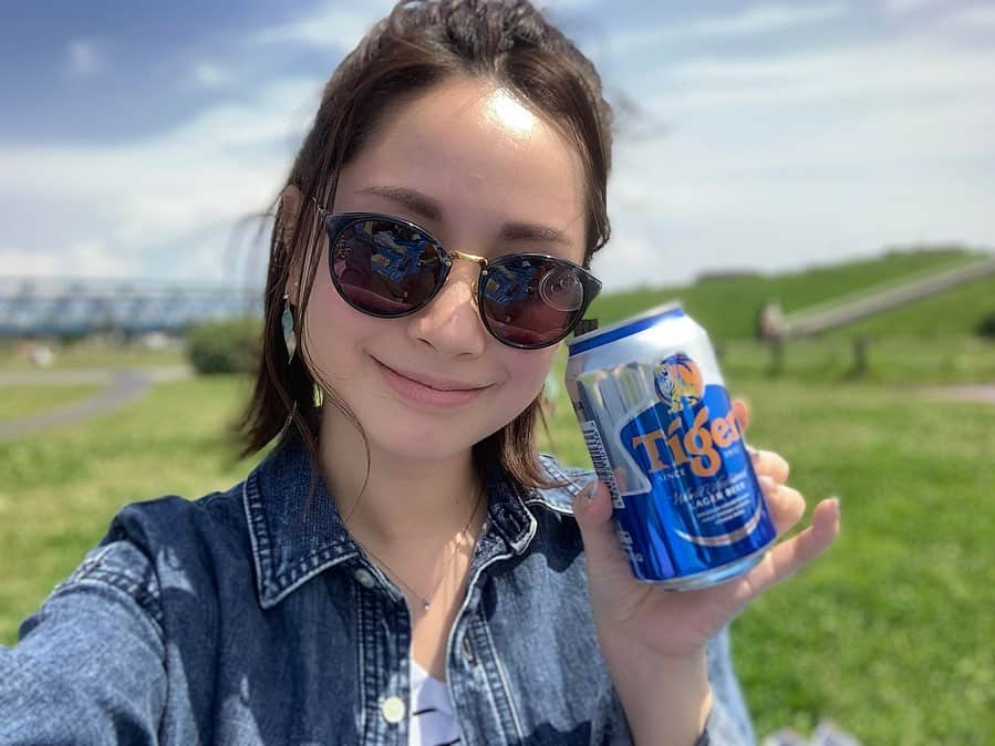 寺田有希さんのインスタグラム写真 - (寺田有希Instagram)「先日、 友達の家族とみんなでピクニックへ🍻🌱✨ ・ ・ 友達と、 友達の旦那様たちと、 友達の子供たち🙌✨ 大学からの付き合いだからもう、10年くらいになるけど、こんなメンバーで遊べる日がくるなんて思ってなかったなー🤤✨ ・ ・ ああ、最高！ みんなありがとう！！ ・ ・ 友達がベトナム土産くれたんだけど、みんなにはマンゴーだったのに、私だけタイガービールだった🍻🐯笑 さすが！わかってるねー！！ ・ ・ ちなみに 私はおひとりさま参戦です(*´꒳`*)！ 何か問題でも(*´꒳`*)？ ・ ・ #ピクニック #大学 #クラスメイト  #キャッチボール #水鉄砲 #楽しかった #おひとりさま #さみしくない #beer #beers #beerstagram #beergirl  #beerbeerbeer #ビール #ビール好き #ビール女子  #カンパイ娘  #tiger #tigerbeer  #寺田有希 #teradayuki」5月8日 12時39分 - terada_yuki