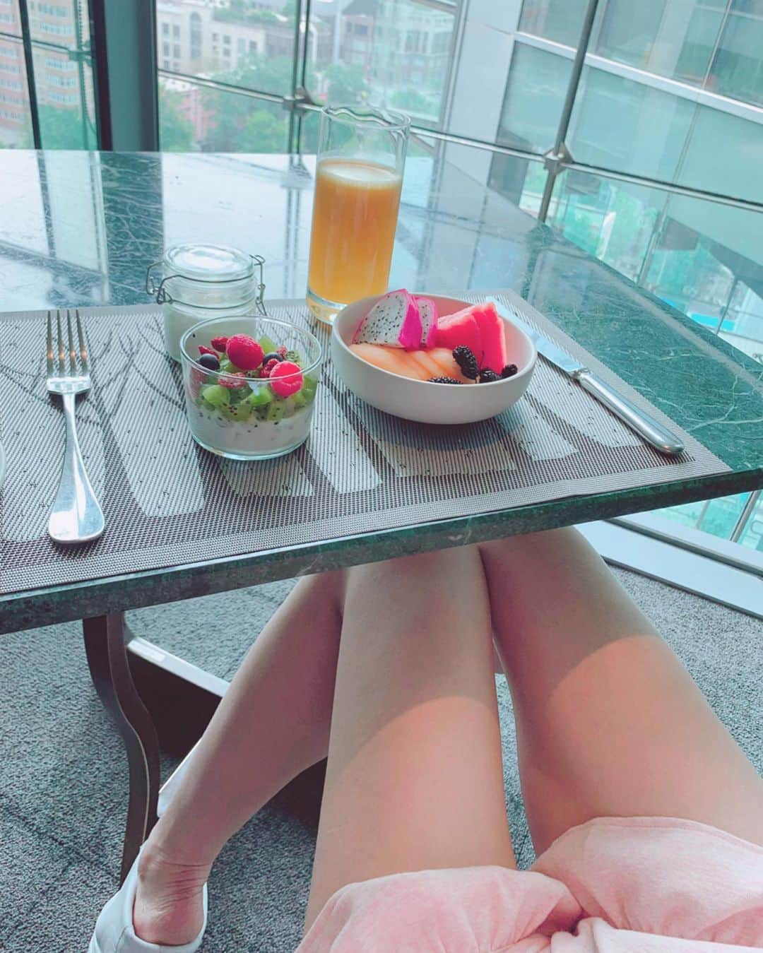 渋谷ゆりのインスタグラム：「٩(๑❛ᴗ❛๑)۶🥝🍑🍒🥭🍍🍓🍈🍇🍉🍌🍏🍐🍎🍊🍋 #北京 #フルーツ #beijing #朝ごはん #eathealthy #早餐 #ヘルシー #フィットネス #ジム #squat #squats #スクワット #深蹲 #翘臀 #翹臀 #gym #健身房 #ジム #motivation #fitness #workout #japanese #workout #tokyo #japanesegirl #model #健身 #運動 #減肥 #ダイエット」
