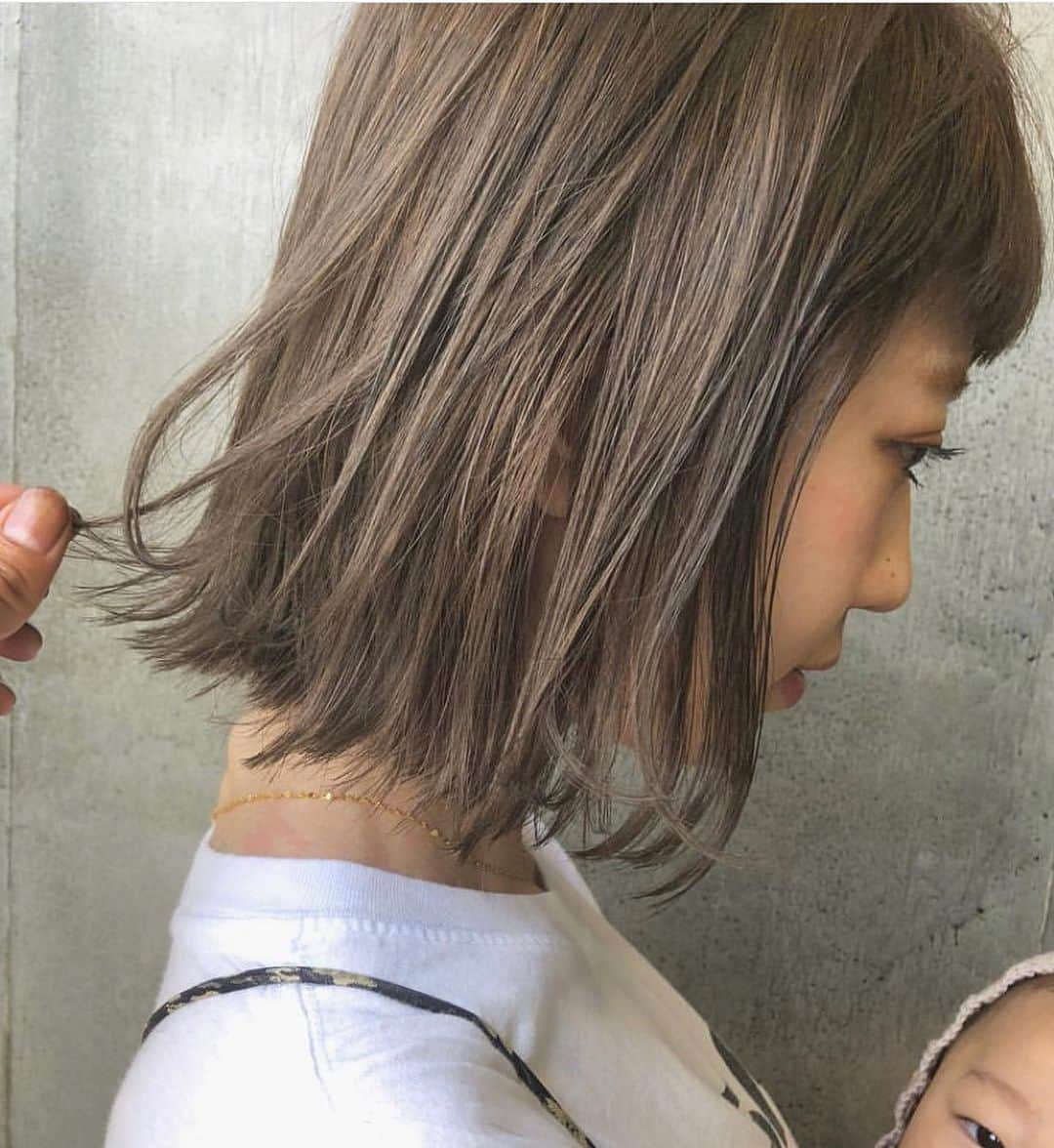 カワシリアツシのインスタグラム：「ナチュラルに🌿 ・ ・ ・ ・ブリーチの回数がわからない。 ・値段が気になる。 ・ダメージが心配。など なんでもご気軽にご相談ください😊 ・ ご予約やご相談はURLもしくはDM・LINEにてお待ちしております🙆‍♂️ ・ ・ ・ ご予約はトップページURLをクリック😊 もしくはDMください✉️ ・ ネットで×になってても お取りできるお時間もございますので、 ご気軽にご相談ください🙆‍♂️ ・  #アディクシー #イルミナカラー  #外国人風カラー #ミニボブ #切りっぱなしボブ #ハイライト #外ハネ #グラデーション #外国人風 #ポートレート #美容室 #美容院 #美容学生 #撮影 #東京 #渋谷  #ショートヘア #グレージュ  #ブルージュ #ブリーチ #portrait #フィルムカメラ #hairstyle #ショートカット #haircolor #ハイトーン #데일리룩 #时尚 #แฟชั่น#デジキュア」