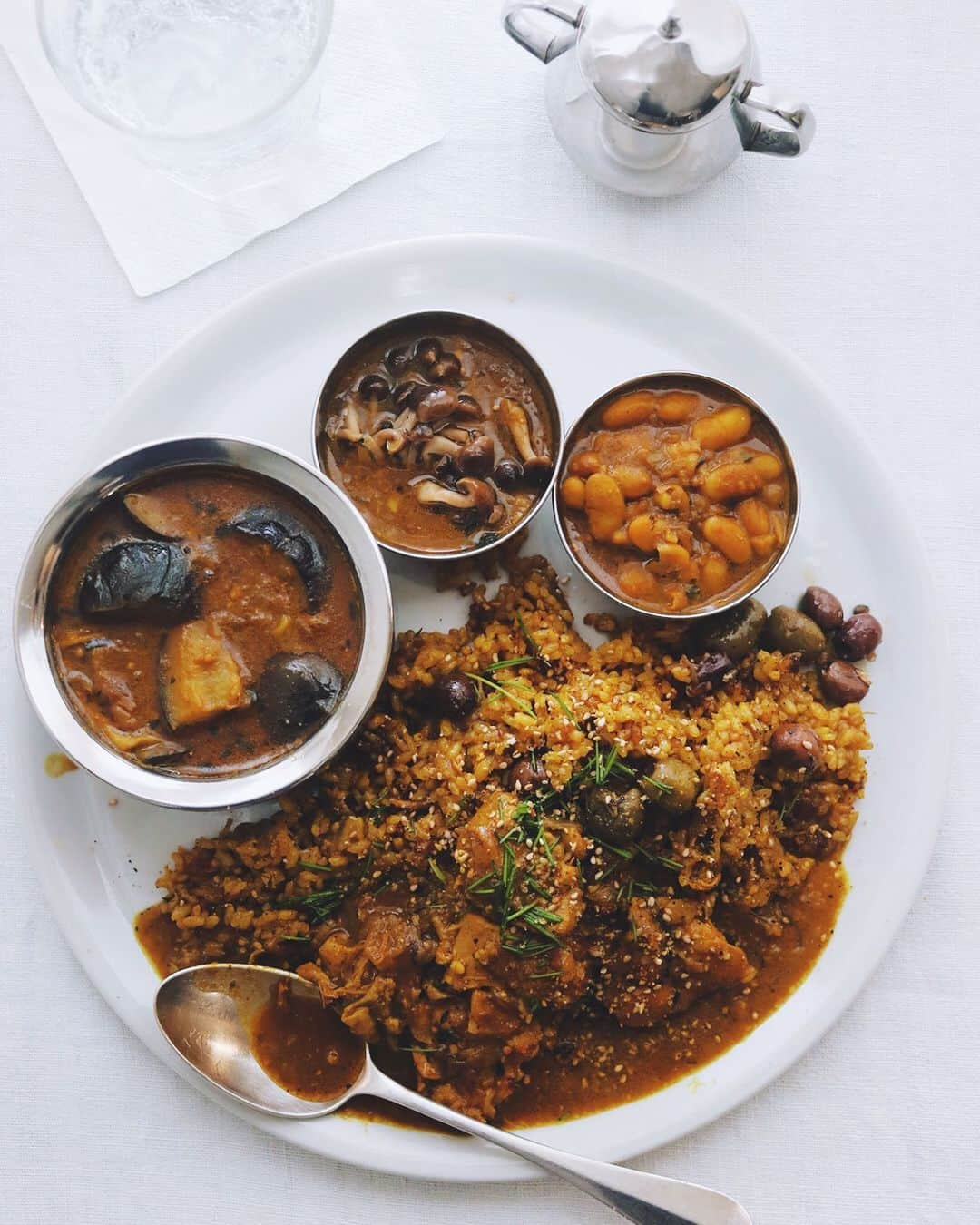 樋口正樹さんのインスタグラム写真 - (樋口正樹Instagram)「Curry🍛 . ランチにカレーをいろいろ。 ナスカレー、チキンカレー、 キノコカレー、マメカレー、 オリーブ＆サフランライス。 カレー欲が満たされました。 . . #カレー #カレーライス #カレー部 #curry #meals #🍛」5月8日 12時40分 - higuccini