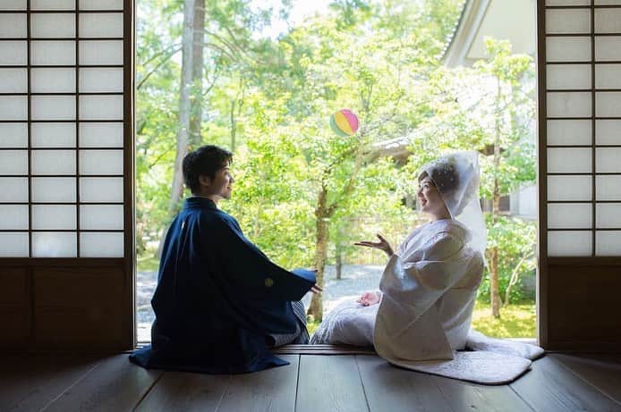 ゼクシィさんのインスタグラム写真 - (ゼクシィInstagram)「【先輩花嫁の和装前撮り大公開♪】 . プレ花嫁さんたち、和装での前撮り予定はありますか？🎵 今回は、先輩花嫁さんの素敵な和装前撮り写真を ご紹介していきますよ😆🌟 ぜひ前撮り指示書作成のご参考に☝️💕 . 1〜4枚目は、お寺の客殿にて撮影された花嫁さん！ 白無垢で肌も綺麗に見せてくれてる効果も？！💗 外の自然光と鮮やかなグリーンも相まって素敵なお写真に☺️ 紙風船などの前撮りグッズがあることで、新郎新婦のかしこまりすぎない、 にこやかな表情を引き出せるのかも😝？！✨ @chu_ki1108 さま . 5〜9枚目は、色打掛での前撮り写真📷❣️ とっても色鮮やかな色打掛に、シンプルなまとめ髪、 鮮やかなヘア装花がとってもエレガント😊 新郎との身長差で見上げるようなショットも素敵😍 @mkmkh_wedding さま . 9枚の写真をご紹介しましたがいかがでしたか？✨ ぜひみなさんの前撮り写真や、もちろん当日のお写真も、 #ゼクシィ2019 のハッシュタグをつけて教えてくださいね📷💓 . +♥+:;;;:+♥+:;;;:+♥+:;;;:+♥+:;;;:+♥+:;;;:+♥ . プロポーズから結婚式まで素敵なお写真募集中！ . ゼクシィ公式アカウントでお写真を紹介してみませんか？ 【#ゼクシィ2019】 を付けて投稿してください👰💐 . +♥+:;;;:+♥+:;;;:+♥+:;;;:+♥+:;;;:+♥+:;;;:+♥ . ▼花嫁さんダウンロード数No.1 ゼクシィアプリはURLから💎 @zexyrecruit . #和装#白無垢#和装ヘア#和装前撮り#色打掛 _ #和装婚#和装結婚式#和装小物#打掛#和婚#ウェディングフォト#和装後撮り#前撮り和装#2019冬婚 _ #2019秋婚#前撮りポーズ#前撮り指示書#白無垢前撮り#結婚式準備#全国のプレ花嫁さんと繋がりたい#日本中のプレ花嫁さんと繋がりたい#白無垢洋髪#白無垢ヘア#プレ花嫁 _ #和装前撮りレポ#ゼクシィ#ちーむゼクシィ#プロポーズされたらゼクシィ」5月8日 12時40分 - zexyrecruit