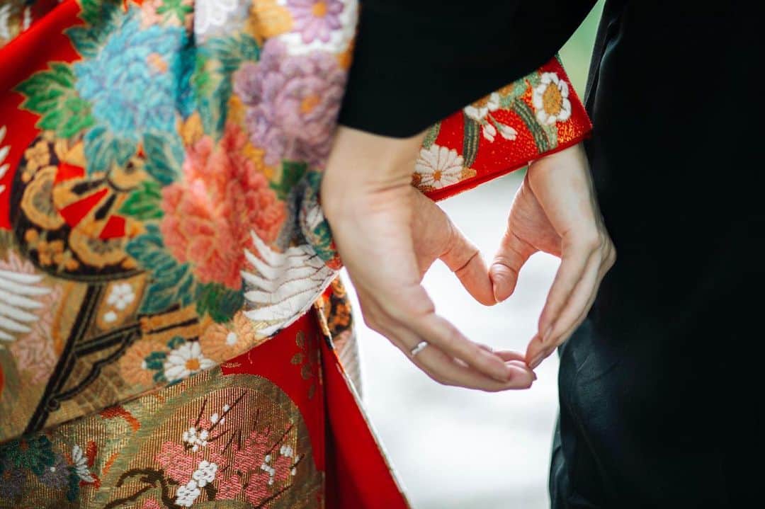 ゼクシィさんのインスタグラム写真 - (ゼクシィInstagram)「【先輩花嫁の和装前撮り大公開♪】 . プレ花嫁さんたち、和装での前撮り予定はありますか？🎵 今回は、先輩花嫁さんの素敵な和装前撮り写真を ご紹介していきますよ😆🌟 ぜひ前撮り指示書作成のご参考に☝️💕 . 1〜4枚目は、お寺の客殿にて撮影された花嫁さん！ 白無垢で肌も綺麗に見せてくれてる効果も？！💗 外の自然光と鮮やかなグリーンも相まって素敵なお写真に☺️ 紙風船などの前撮りグッズがあることで、新郎新婦のかしこまりすぎない、 にこやかな表情を引き出せるのかも😝？！✨ @chu_ki1108 さま . 5〜9枚目は、色打掛での前撮り写真📷❣️ とっても色鮮やかな色打掛に、シンプルなまとめ髪、 鮮やかなヘア装花がとってもエレガント😊 新郎との身長差で見上げるようなショットも素敵😍 @mkmkh_wedding さま . 9枚の写真をご紹介しましたがいかがでしたか？✨ ぜひみなさんの前撮り写真や、もちろん当日のお写真も、 #ゼクシィ2019 のハッシュタグをつけて教えてくださいね📷💓 . +♥+:;;;:+♥+:;;;:+♥+:;;;:+♥+:;;;:+♥+:;;;:+♥ . プロポーズから結婚式まで素敵なお写真募集中！ . ゼクシィ公式アカウントでお写真を紹介してみませんか？ 【#ゼクシィ2019】 を付けて投稿してください👰💐 . +♥+:;;;:+♥+:;;;:+♥+:;;;:+♥+:;;;:+♥+:;;;:+♥ . ▼花嫁さんダウンロード数No.1 ゼクシィアプリはURLから💎 @zexyrecruit . #和装#白無垢#和装ヘア#和装前撮り#色打掛 _ #和装婚#和装結婚式#和装小物#打掛#和婚#ウェディングフォト#和装後撮り#前撮り和装#2019冬婚 _ #2019秋婚#前撮りポーズ#前撮り指示書#白無垢前撮り#結婚式準備#全国のプレ花嫁さんと繋がりたい#日本中のプレ花嫁さんと繋がりたい#白無垢洋髪#白無垢ヘア#プレ花嫁 _ #和装前撮りレポ#ゼクシィ#ちーむゼクシィ#プロポーズされたらゼクシィ」5月8日 12時40分 - zexyrecruit