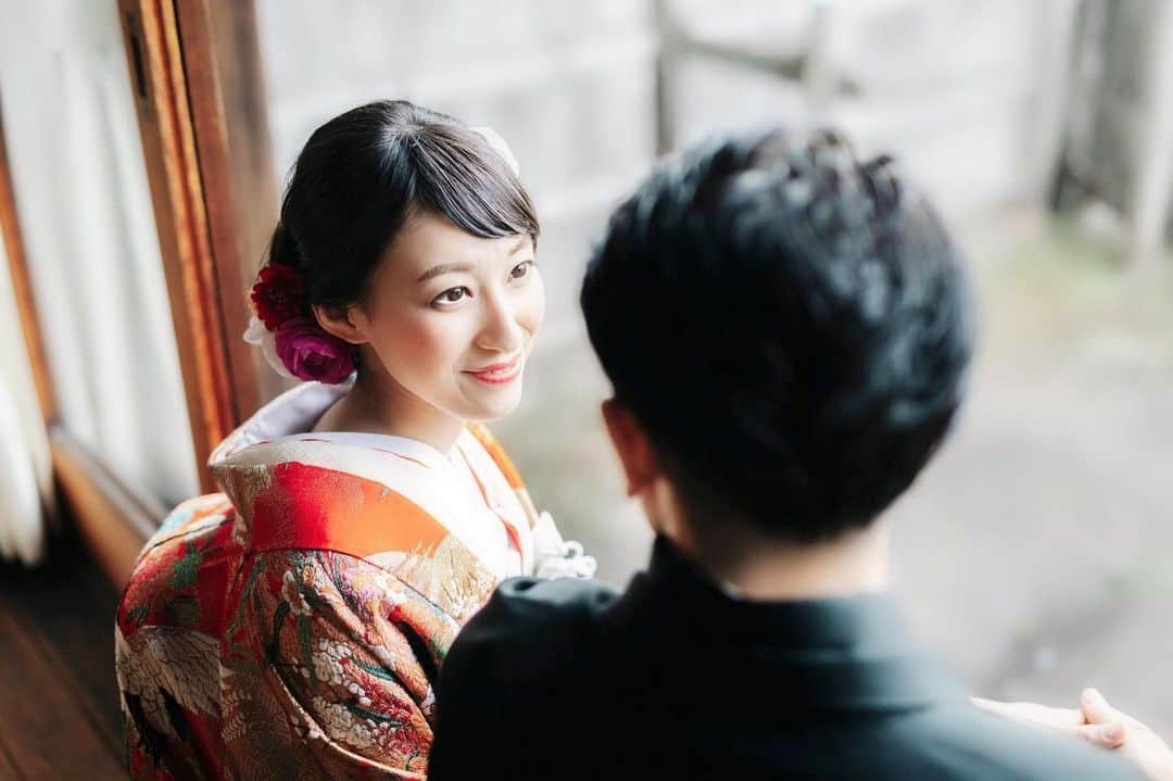 ゼクシィさんのインスタグラム写真 - (ゼクシィInstagram)「【先輩花嫁の和装前撮り大公開♪】 . プレ花嫁さんたち、和装での前撮り予定はありますか？🎵 今回は、先輩花嫁さんの素敵な和装前撮り写真を ご紹介していきますよ😆🌟 ぜひ前撮り指示書作成のご参考に☝️💕 . 1〜4枚目は、お寺の客殿にて撮影された花嫁さん！ 白無垢で肌も綺麗に見せてくれてる効果も？！💗 外の自然光と鮮やかなグリーンも相まって素敵なお写真に☺️ 紙風船などの前撮りグッズがあることで、新郎新婦のかしこまりすぎない、 にこやかな表情を引き出せるのかも😝？！✨ @chu_ki1108 さま . 5〜9枚目は、色打掛での前撮り写真📷❣️ とっても色鮮やかな色打掛に、シンプルなまとめ髪、 鮮やかなヘア装花がとってもエレガント😊 新郎との身長差で見上げるようなショットも素敵😍 @mkmkh_wedding さま . 9枚の写真をご紹介しましたがいかがでしたか？✨ ぜひみなさんの前撮り写真や、もちろん当日のお写真も、 #ゼクシィ2019 のハッシュタグをつけて教えてくださいね📷💓 . +♥+:;;;:+♥+:;;;:+♥+:;;;:+♥+:;;;:+♥+:;;;:+♥ . プロポーズから結婚式まで素敵なお写真募集中！ . ゼクシィ公式アカウントでお写真を紹介してみませんか？ 【#ゼクシィ2019】 を付けて投稿してください👰💐 . +♥+:;;;:+♥+:;;;:+♥+:;;;:+♥+:;;;:+♥+:;;;:+♥ . ▼花嫁さんダウンロード数No.1 ゼクシィアプリはURLから💎 @zexyrecruit . #和装#白無垢#和装ヘア#和装前撮り#色打掛 _ #和装婚#和装結婚式#和装小物#打掛#和婚#ウェディングフォト#和装後撮り#前撮り和装#2019冬婚 _ #2019秋婚#前撮りポーズ#前撮り指示書#白無垢前撮り#結婚式準備#全国のプレ花嫁さんと繋がりたい#日本中のプレ花嫁さんと繋がりたい#白無垢洋髪#白無垢ヘア#プレ花嫁 _ #和装前撮りレポ#ゼクシィ#ちーむゼクシィ#プロポーズされたらゼクシィ」5月8日 12時40分 - zexyrecruit