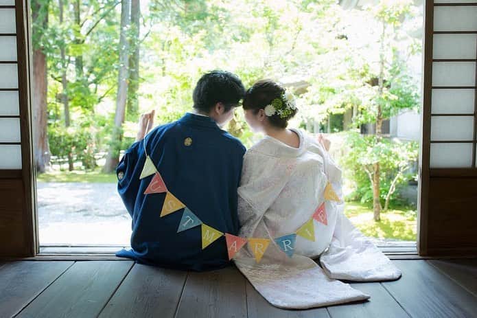 ゼクシィさんのインスタグラム写真 - (ゼクシィInstagram)「【先輩花嫁の和装前撮り大公開♪】 . プレ花嫁さんたち、和装での前撮り予定はありますか？🎵 今回は、先輩花嫁さんの素敵な和装前撮り写真を ご紹介していきますよ😆🌟 ぜひ前撮り指示書作成のご参考に☝️💕 . 1〜4枚目は、お寺の客殿にて撮影された花嫁さん！ 白無垢で肌も綺麗に見せてくれてる効果も？！💗 外の自然光と鮮やかなグリーンも相まって素敵なお写真に☺️ 紙風船などの前撮りグッズがあることで、新郎新婦のかしこまりすぎない、 にこやかな表情を引き出せるのかも😝？！✨ @chu_ki1108 さま . 5〜9枚目は、色打掛での前撮り写真📷❣️ とっても色鮮やかな色打掛に、シンプルなまとめ髪、 鮮やかなヘア装花がとってもエレガント😊 新郎との身長差で見上げるようなショットも素敵😍 @mkmkh_wedding さま . 9枚の写真をご紹介しましたがいかがでしたか？✨ ぜひみなさんの前撮り写真や、もちろん当日のお写真も、 #ゼクシィ2019 のハッシュタグをつけて教えてくださいね📷💓 . +♥+:;;;:+♥+:;;;:+♥+:;;;:+♥+:;;;:+♥+:;;;:+♥ . プロポーズから結婚式まで素敵なお写真募集中！ . ゼクシィ公式アカウントでお写真を紹介してみませんか？ 【#ゼクシィ2019】 を付けて投稿してください👰💐 . +♥+:;;;:+♥+:;;;:+♥+:;;;:+♥+:;;;:+♥+:;;;:+♥ . ▼花嫁さんダウンロード数No.1 ゼクシィアプリはURLから💎 @zexyrecruit . #和装#白無垢#和装ヘア#和装前撮り#色打掛 _ #和装婚#和装結婚式#和装小物#打掛#和婚#ウェディングフォト#和装後撮り#前撮り和装#2019冬婚 _ #2019秋婚#前撮りポーズ#前撮り指示書#白無垢前撮り#結婚式準備#全国のプレ花嫁さんと繋がりたい#日本中のプレ花嫁さんと繋がりたい#白無垢洋髪#白無垢ヘア#プレ花嫁 _ #和装前撮りレポ#ゼクシィ#ちーむゼクシィ#プロポーズされたらゼクシィ」5月8日 12時40分 - zexyrecruit